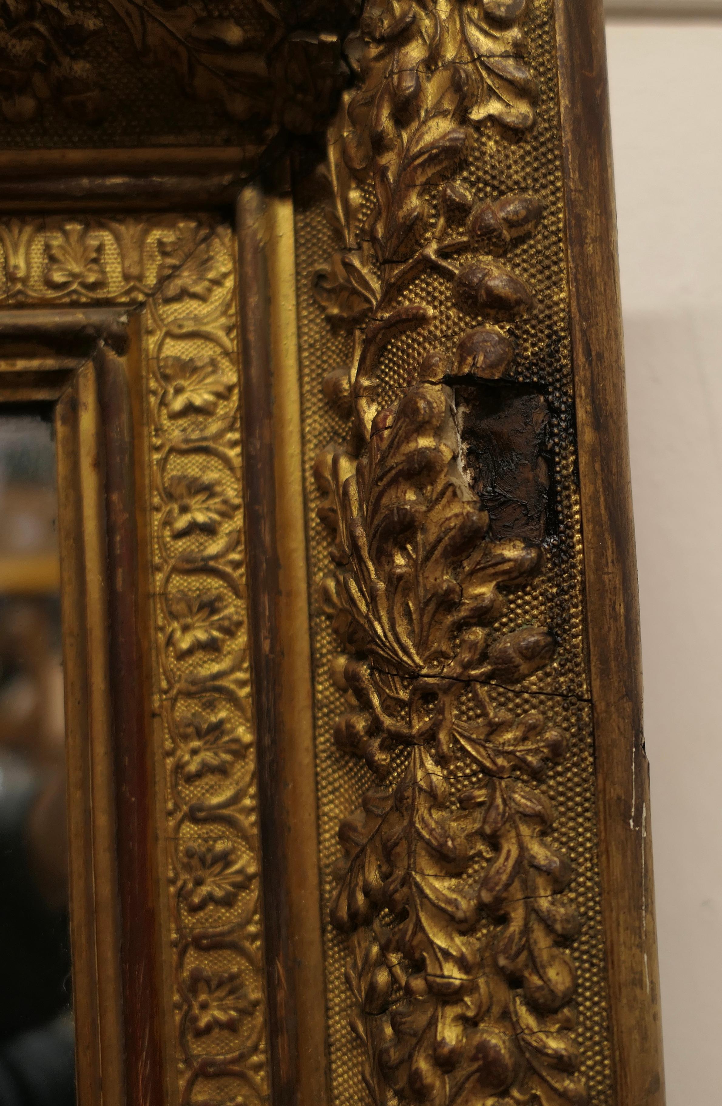 Miroir Elegance d'un miroir mural doré du 19e siècle    en vente