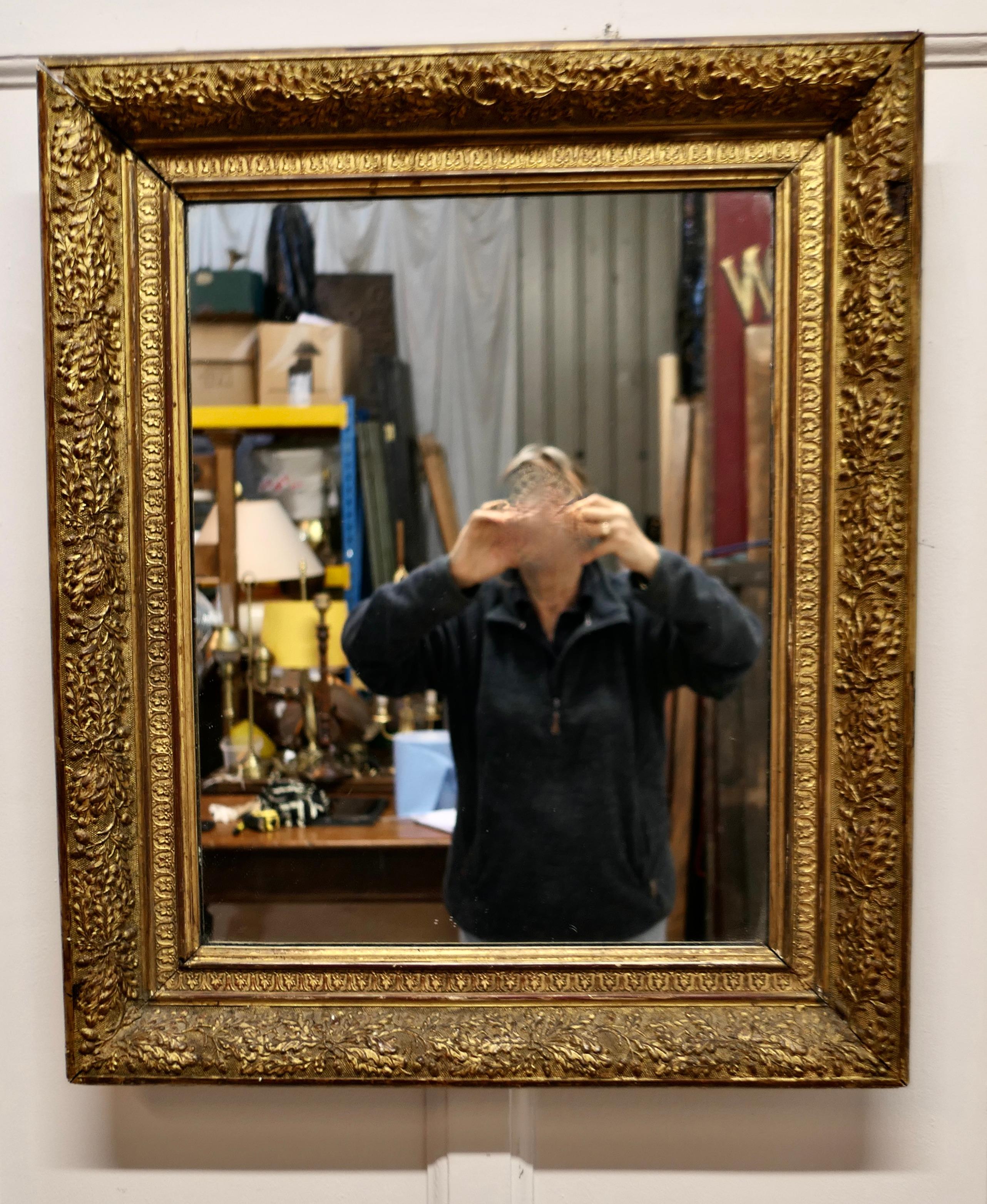 Elegance d'un miroir mural doré du 19e siècle    en vente 1