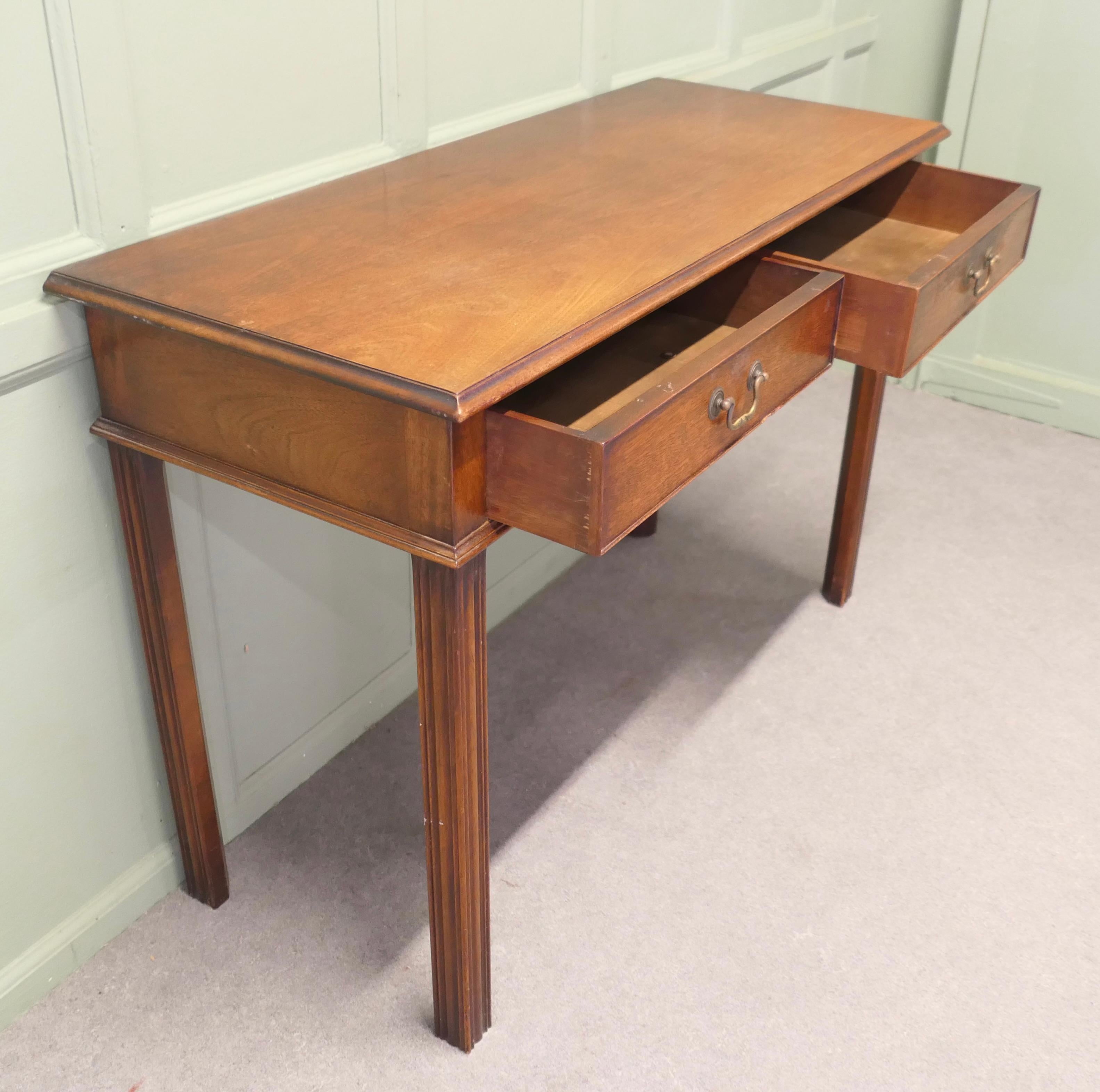 An Elegant 2 Drawer Writing Table or Reception Desk In Good Condition For Sale In Godshill, Isle of Wight