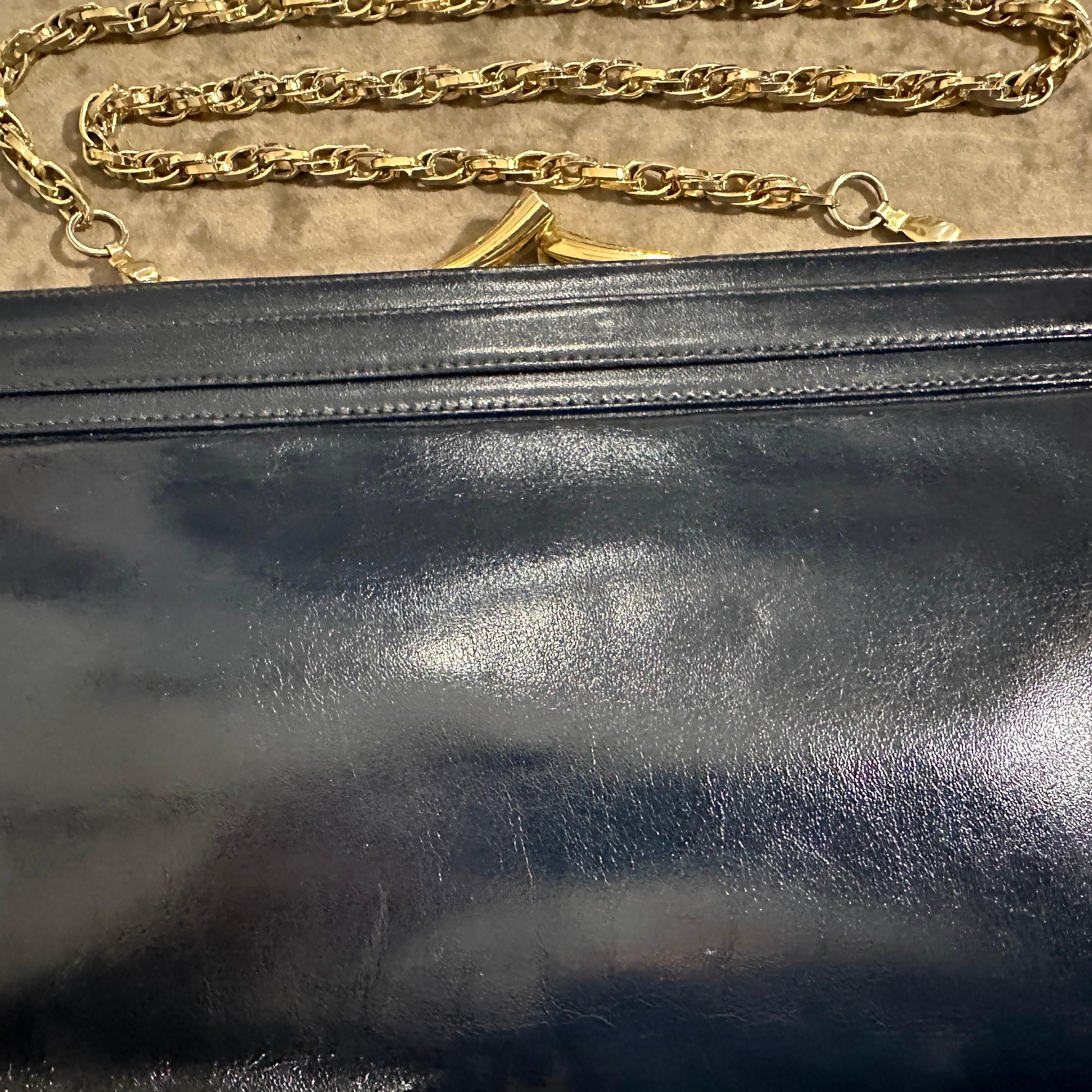Donna Un'elegante borsa a tracolla italiana anni '80 in pelle blu e ottone strutturata di Esseppi in vendita