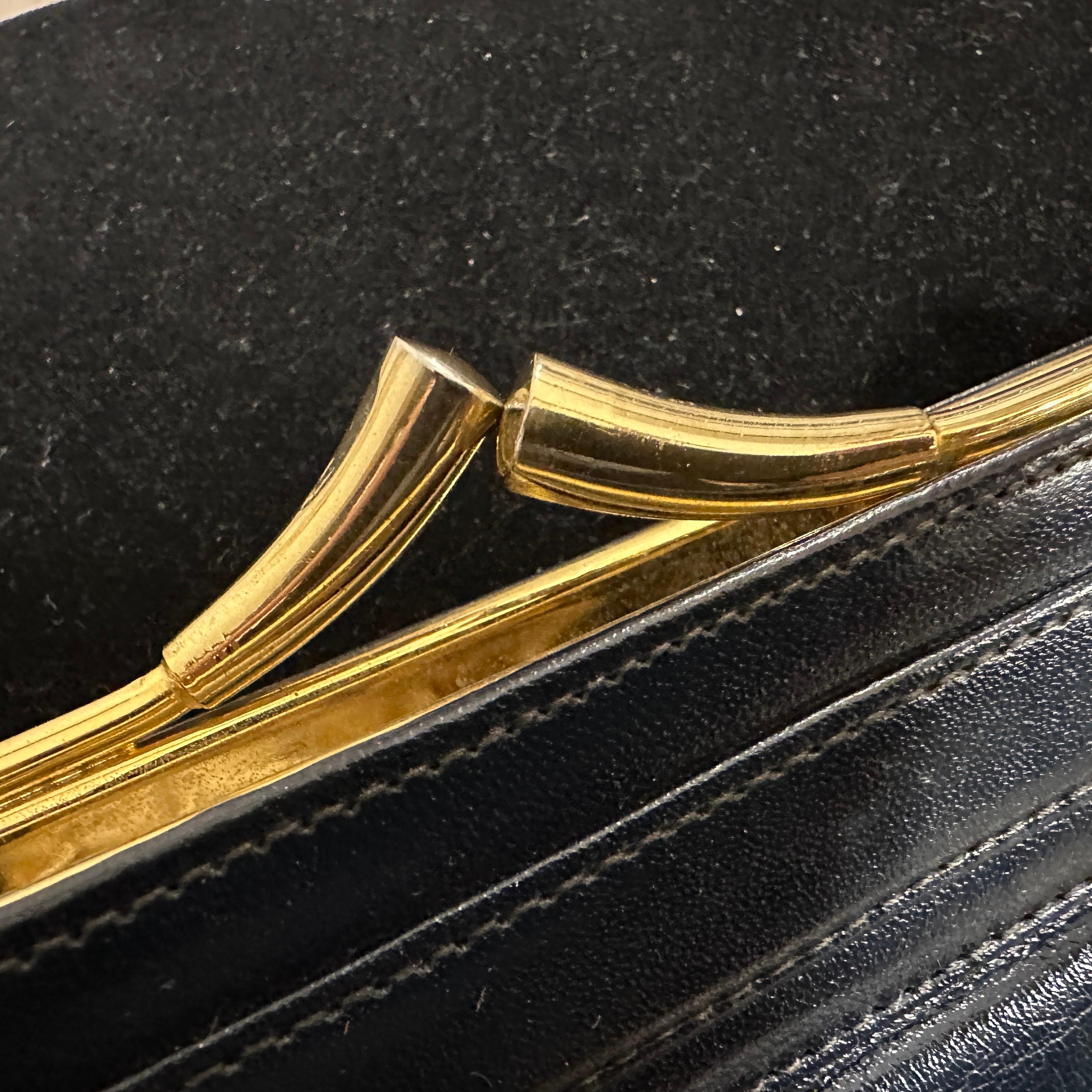 Un'elegante borsa a tracolla italiana anni '80 in pelle blu e ottone strutturata di Esseppi in vendita 3
