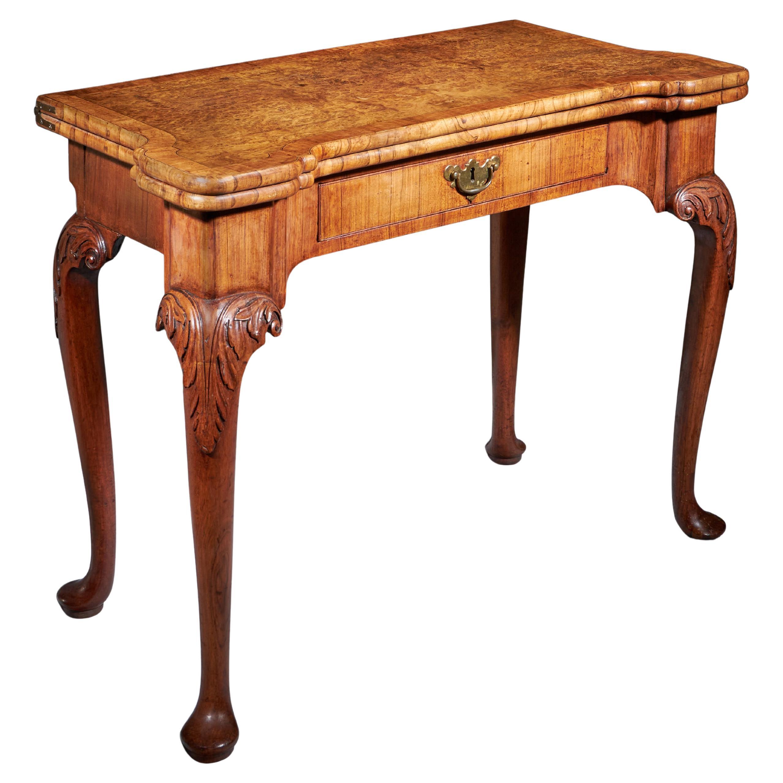 Un elegante e raro tavolo da gioco in quercia e noce Pollard di Giorgio II, CIRCA 1740