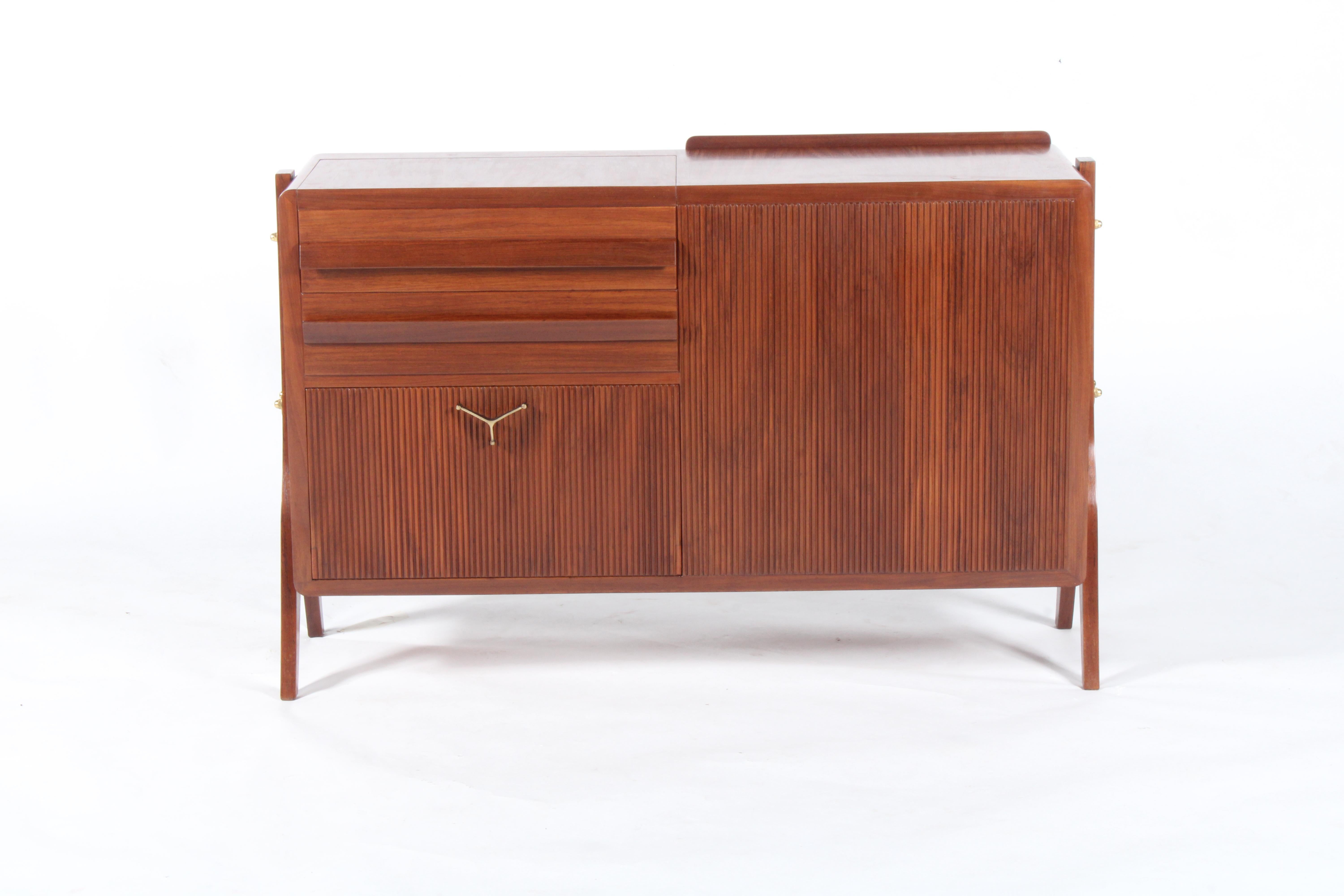 An elegant bijou double sided mid century Italian sideboard / drinks cabinet For Sale 6