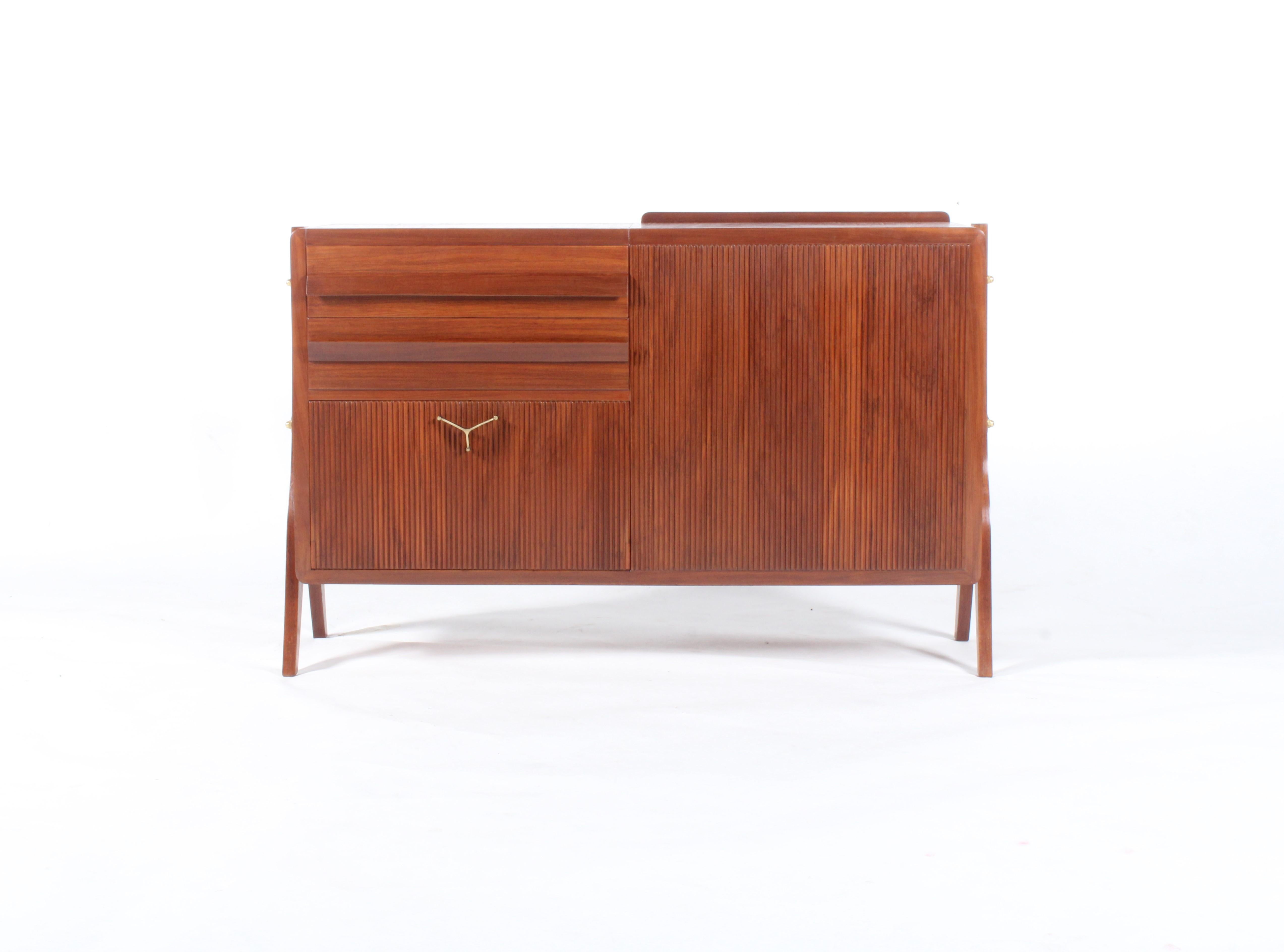 An elegant bijou double sided mid century Italian sideboard / drinks cabinet For Sale 7