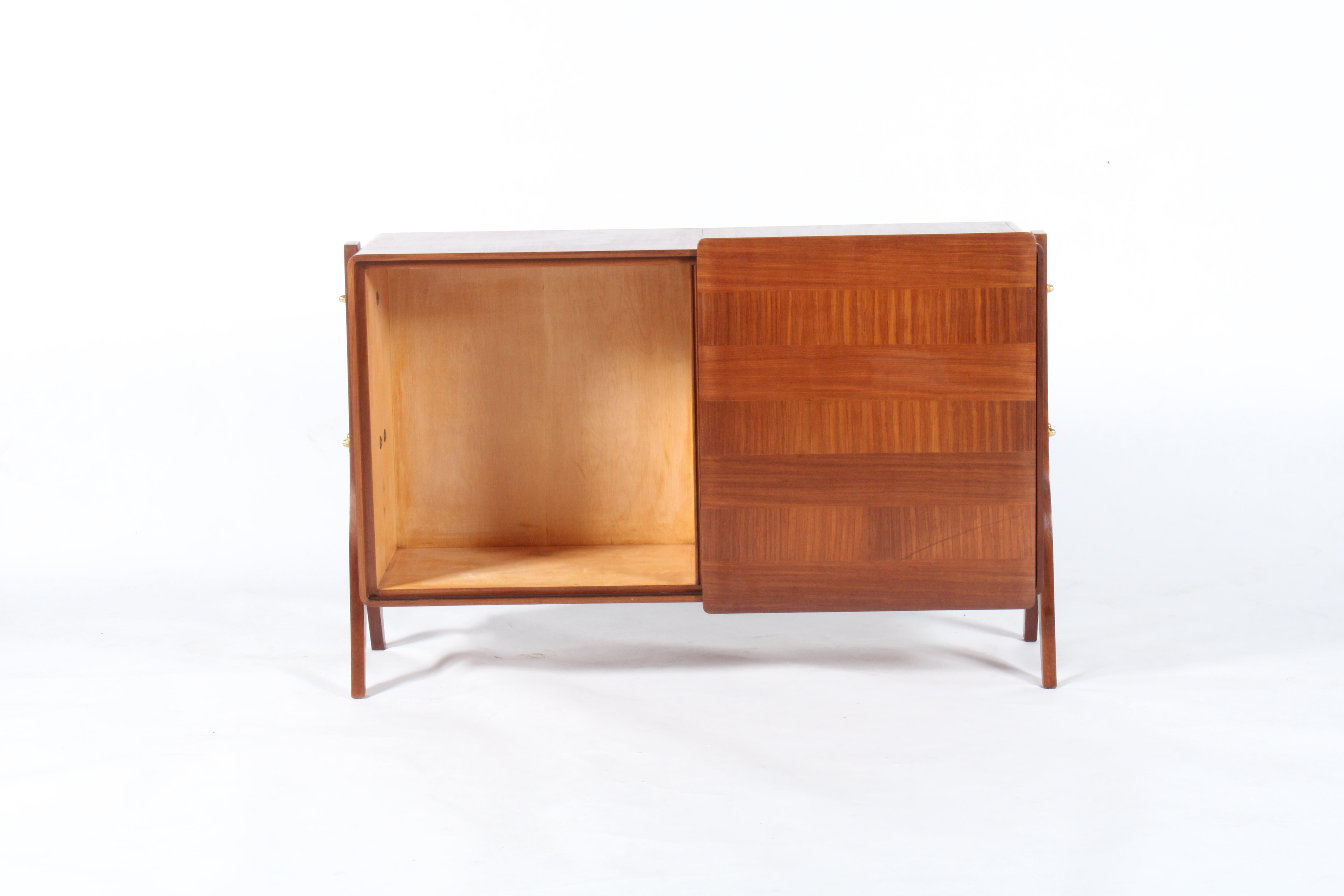 Hand-Crafted An elegant bijou double sided mid century Italian sideboard / drinks cabinet For Sale