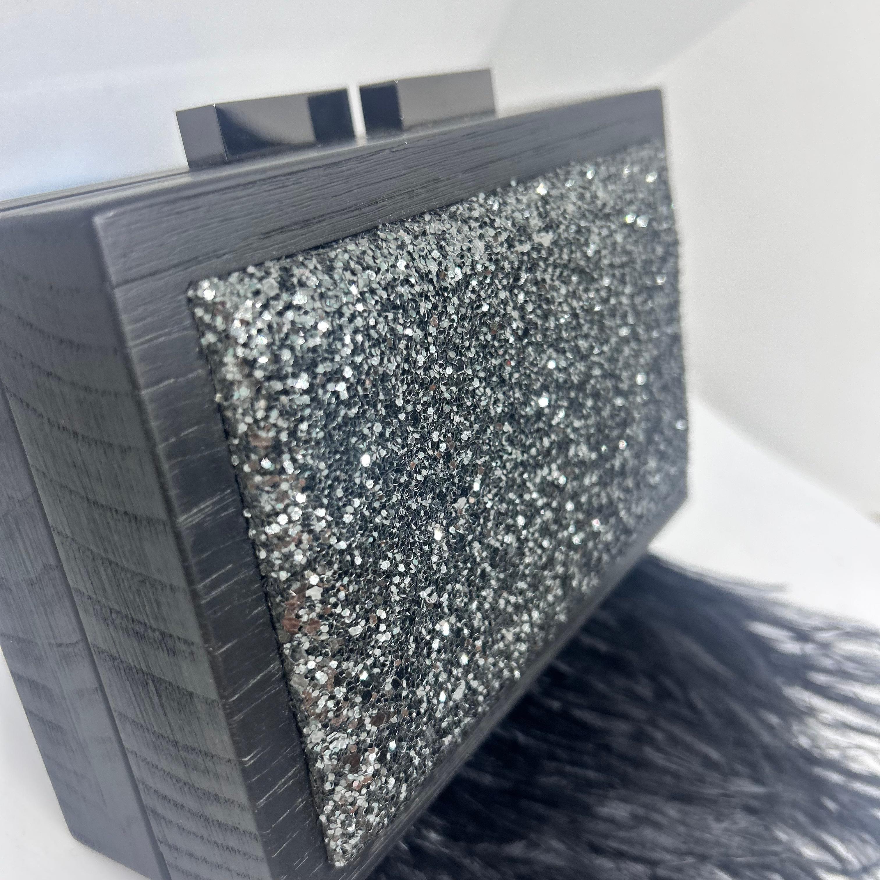Nero Un'elegante pochette nera in legno con piume e glitter realizzata da Laurafed in vendita