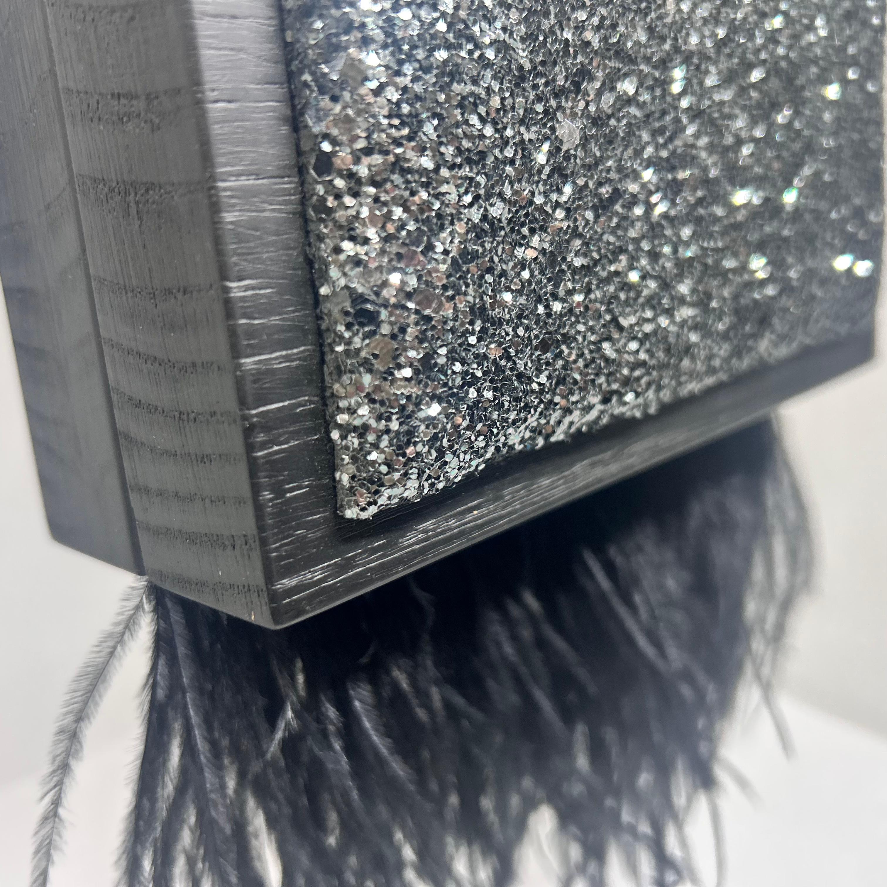 Un'elegante pochette nera in legno con piume e glitter realizzata da Laurafed In condizioni Nuovo in vendita a Aci Castello, IT