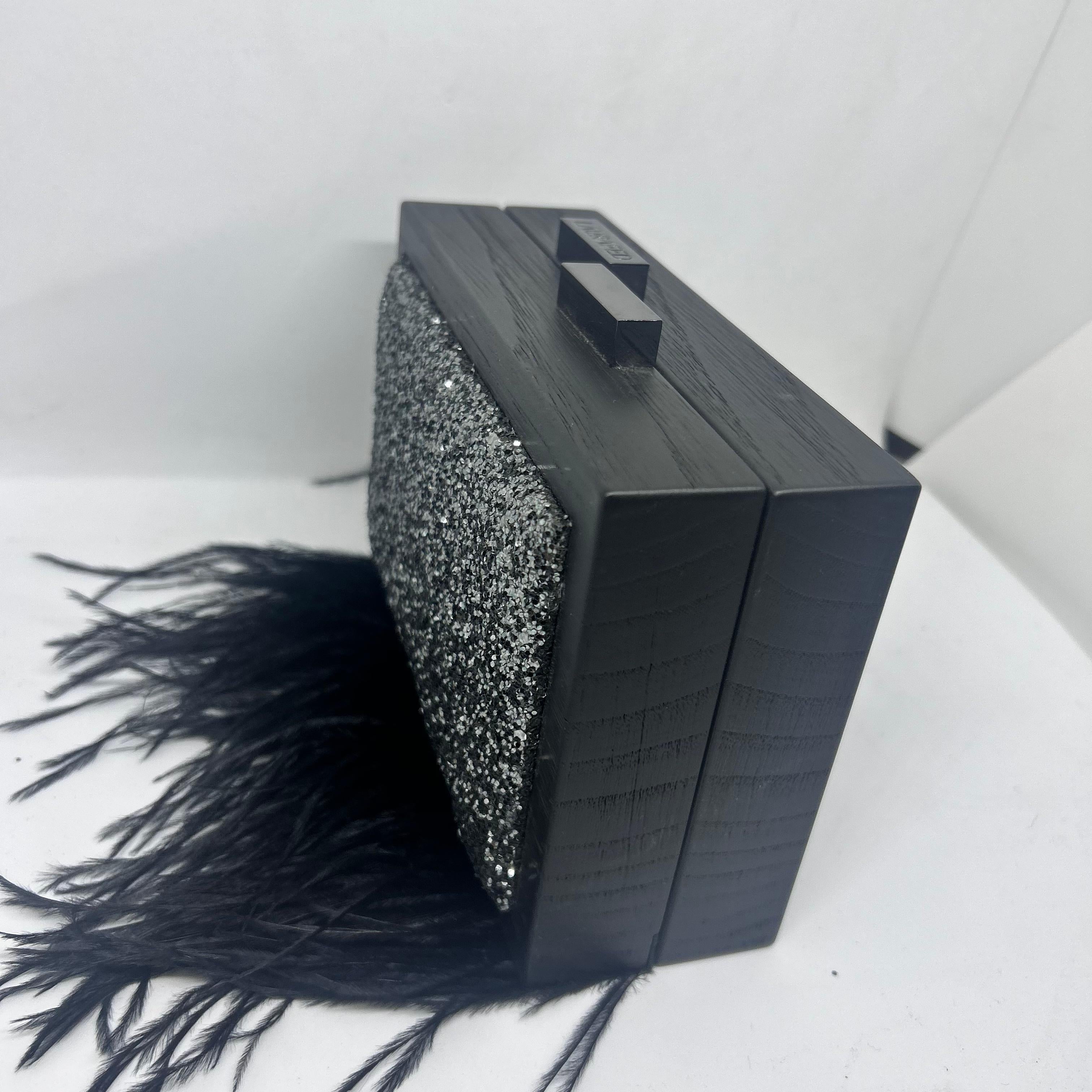 Donna Un'elegante pochette nera in legno con piume e glitter realizzata da Laurafed in vendita