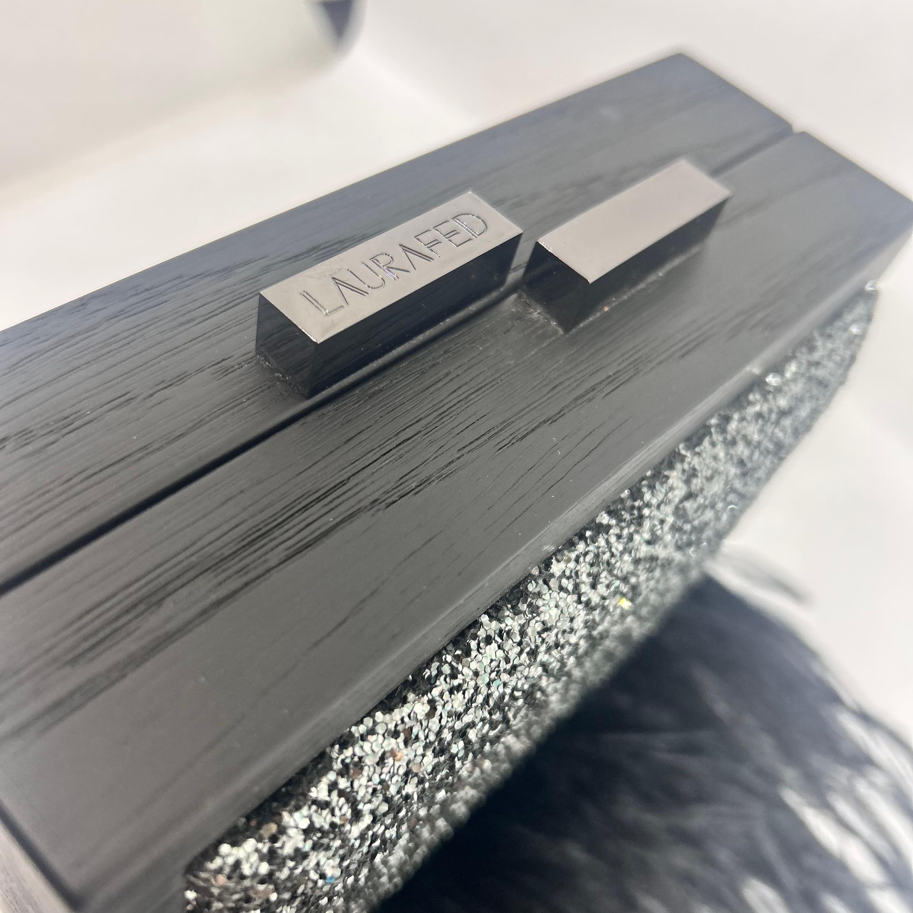 Un'elegante pochette nera in legno con piume e glitter realizzata da Laurafed in vendita 1
