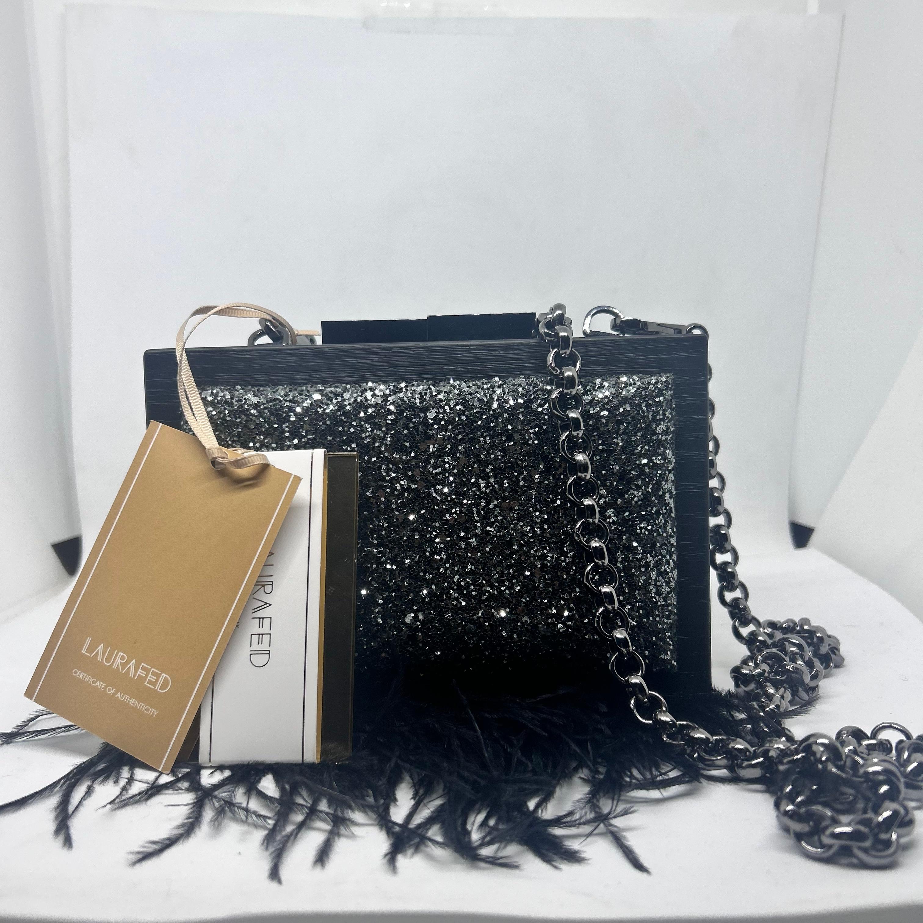 Un'elegante pochette nera in legno con piume e glitter realizzata da Laurafed in vendita 4