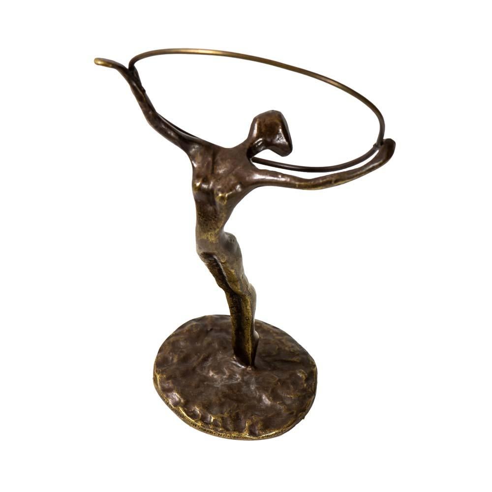 Elegant Bronze Sculpture Showing a Hoop Dancer Original Patina 1978 in vendita 1