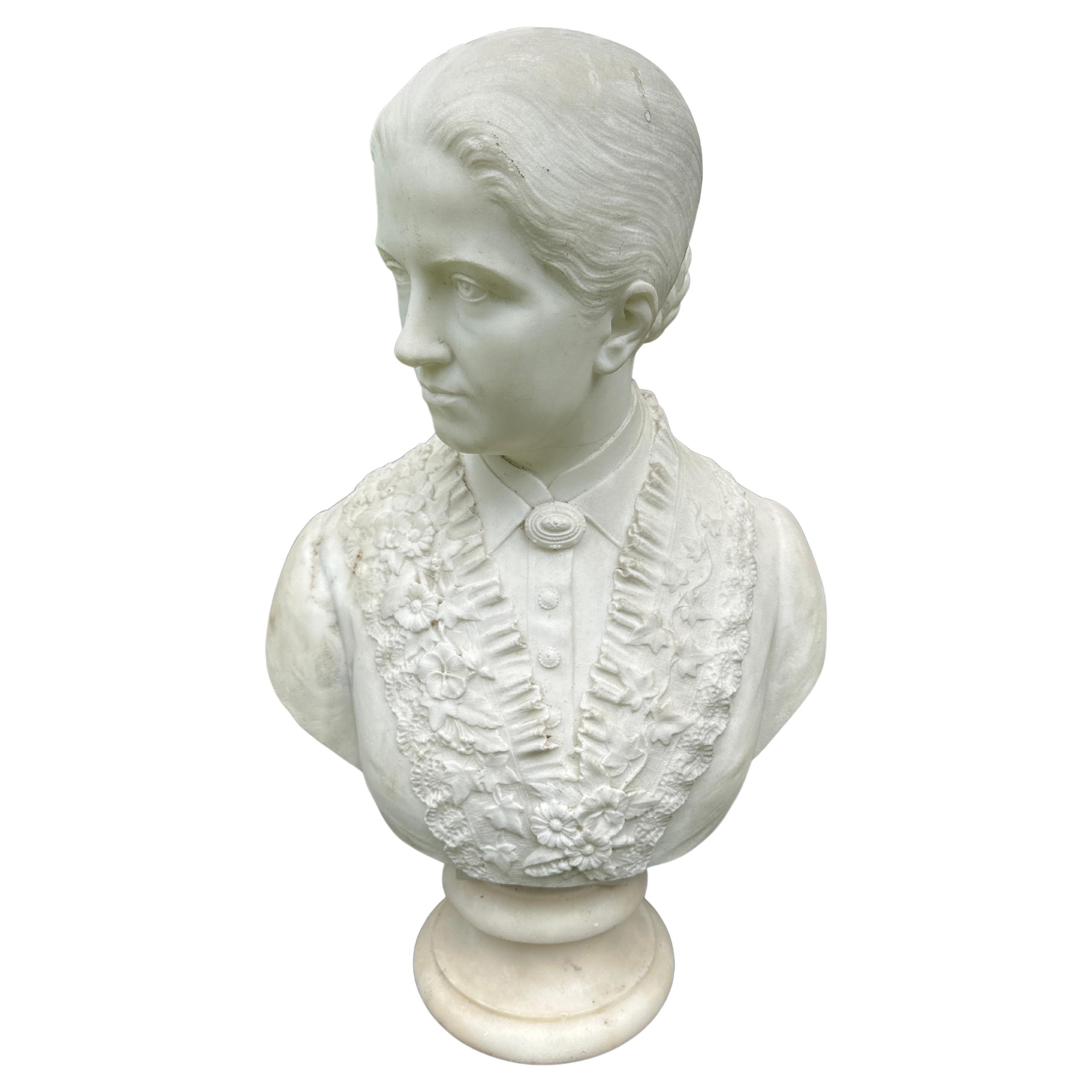 An elegant bust of a lady For Sale