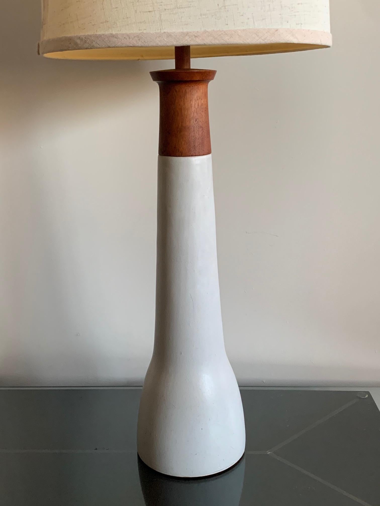 Mid-Century Modern Lampe élégante en céramique et noyer de Martz en vente