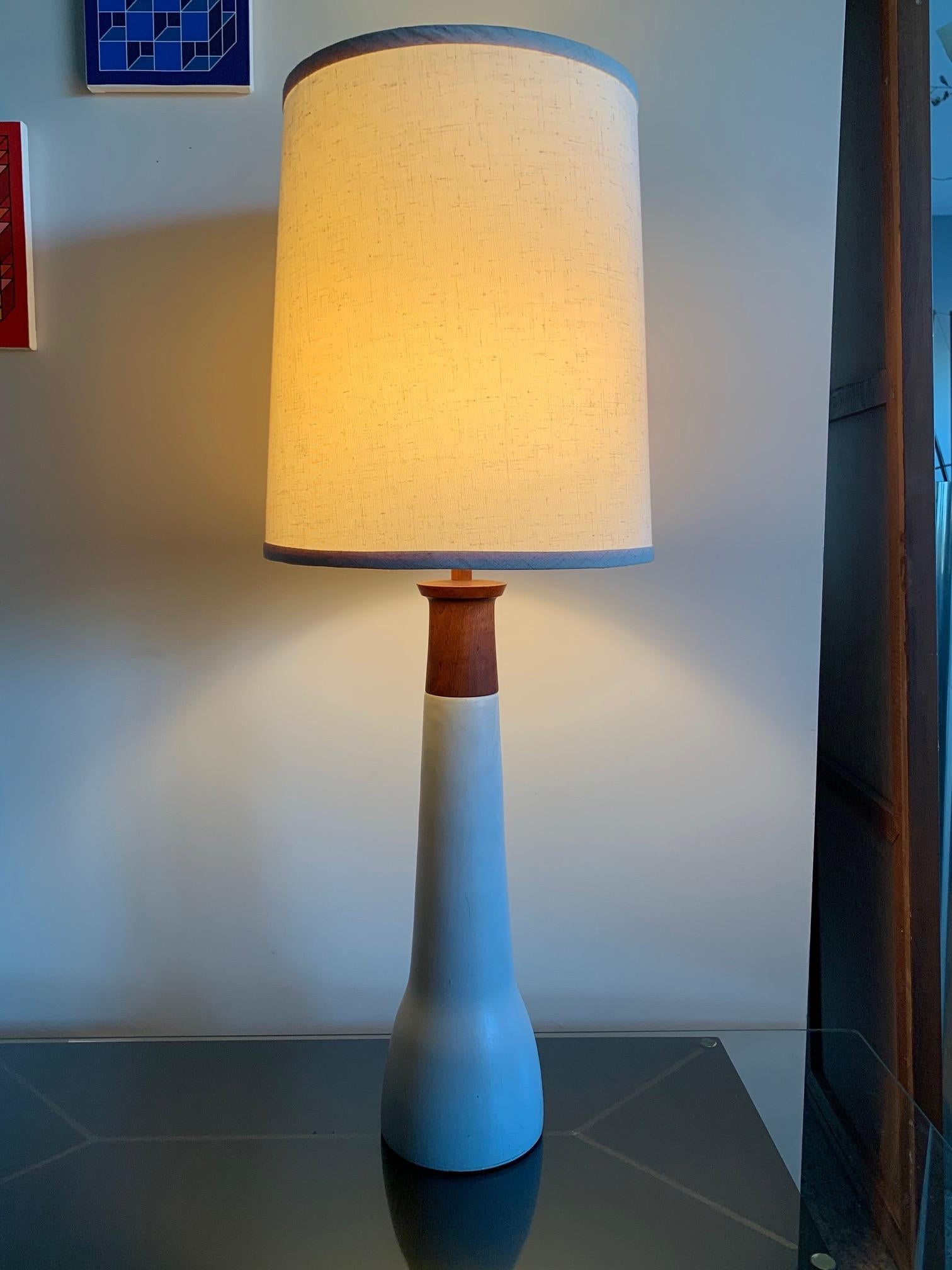 Une lampe de table classique et élégante de Martz studios.