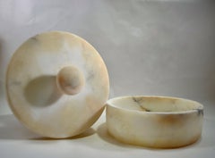 An elegant circular boxwith its lid carved from sculpted onyx - France - 1970