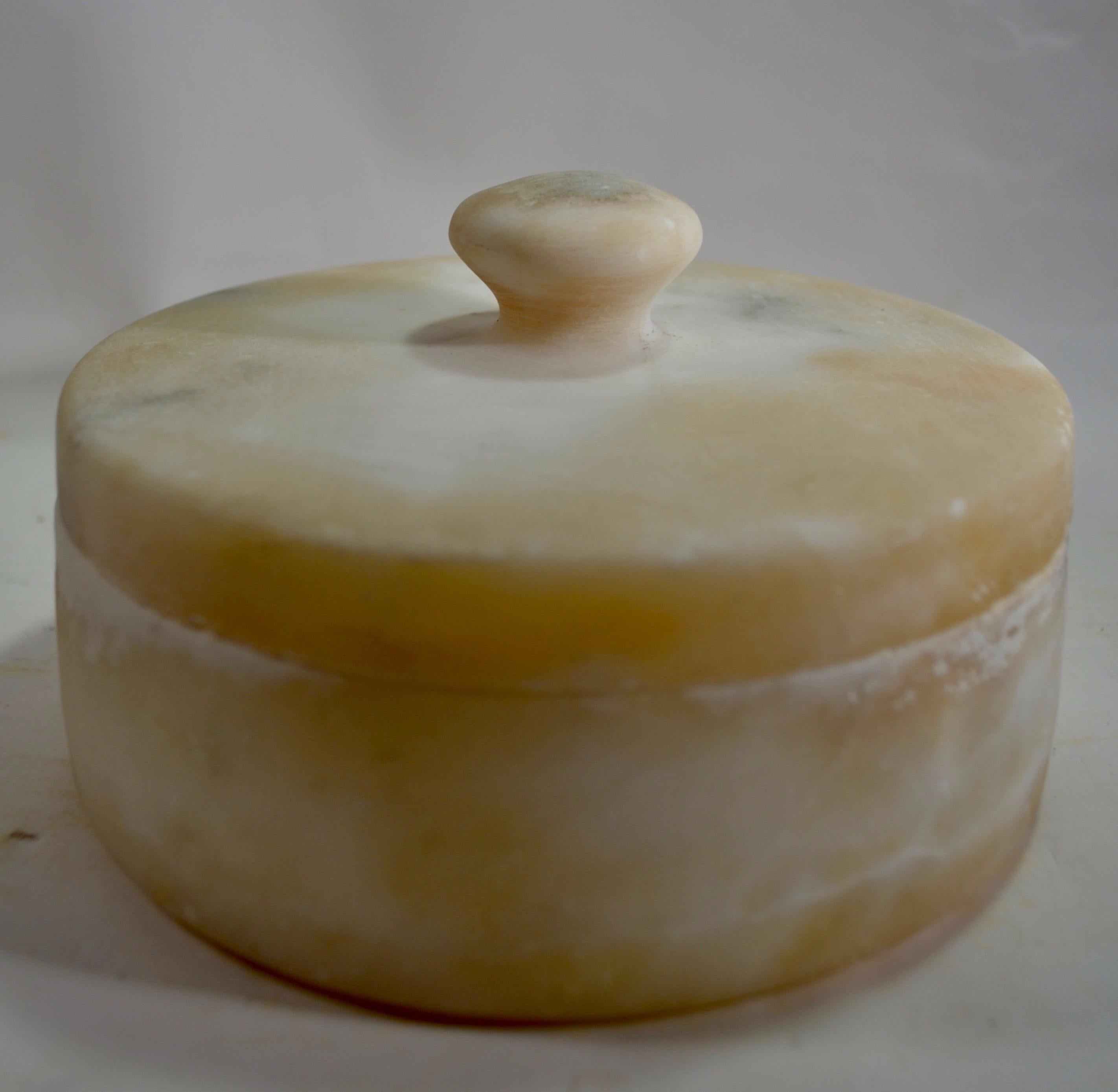 French An elegant circular boxwith its lid carved from sculpted onyx - France - 1970 For Sale