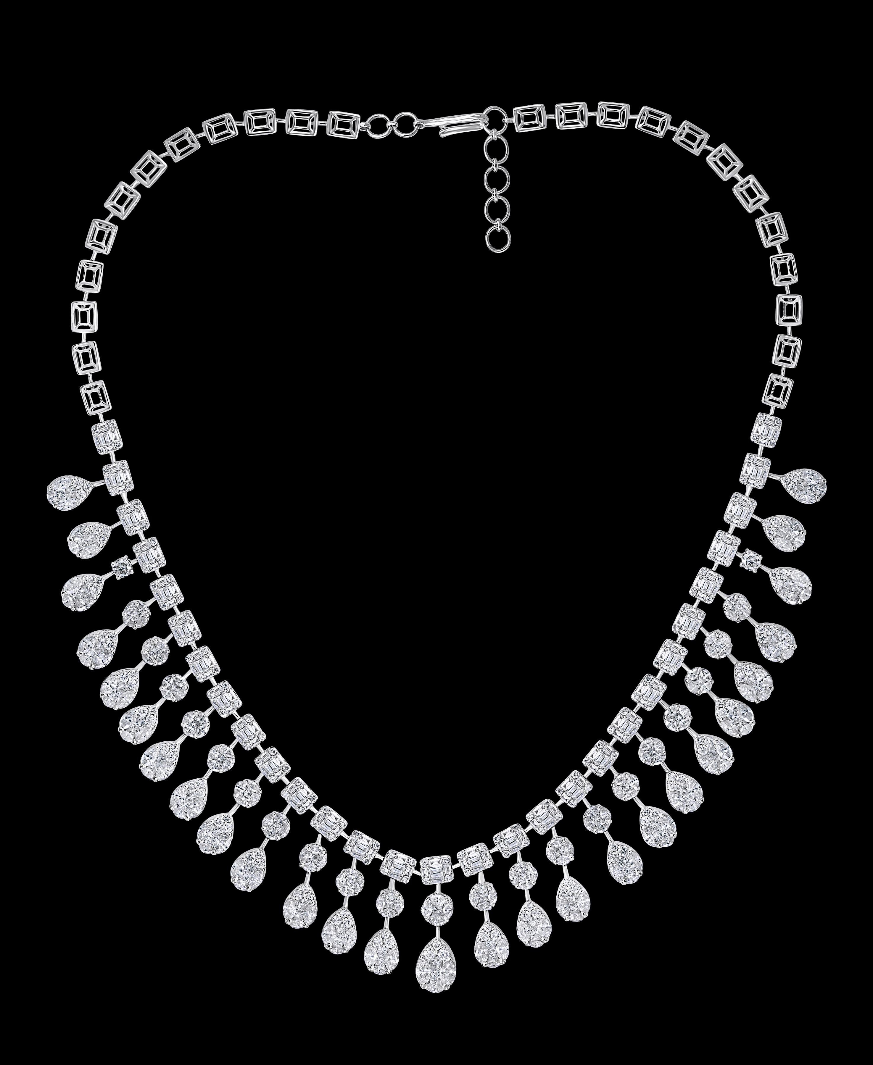 Elegant Dangling 32 Carat Diamond Necklace and Earring Suite in 18 Karat Gold In Excellent Condition In New York, NY
