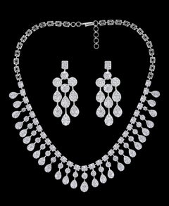 Elegant Dangling 32 Carat Diamond Necklace and Earring Suite in 18 Karat Gold