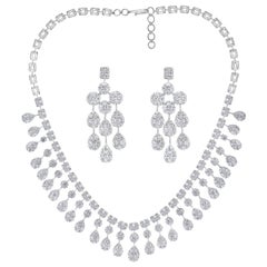 Elegant Dangling 32 Carat Diamond Necklace and Earring Suite in 18 Karat Gold