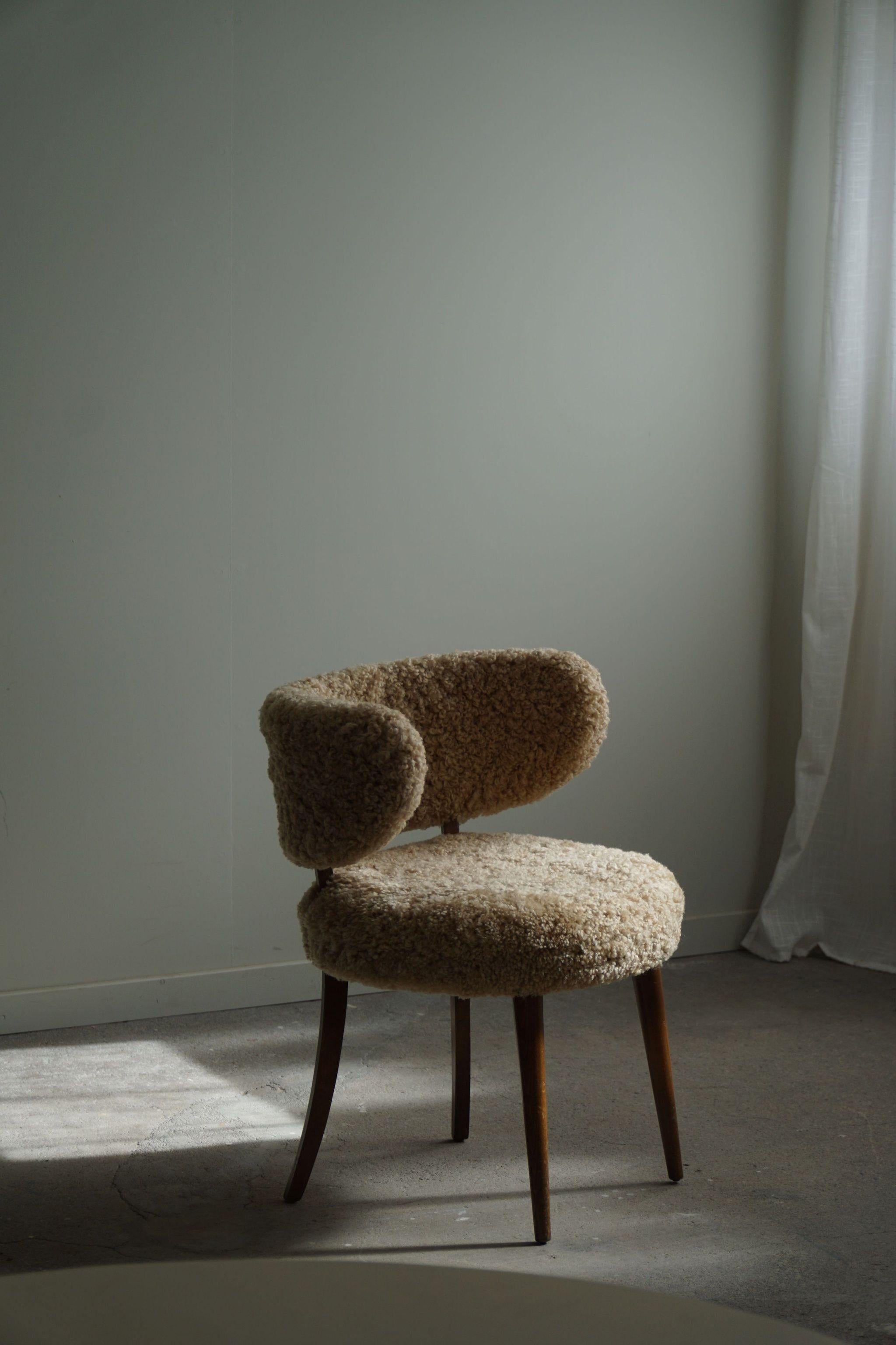 Élégante chaise moderne danoise à dossier bas, retapissée en laine d'agneau, années 1940 en vente 3
