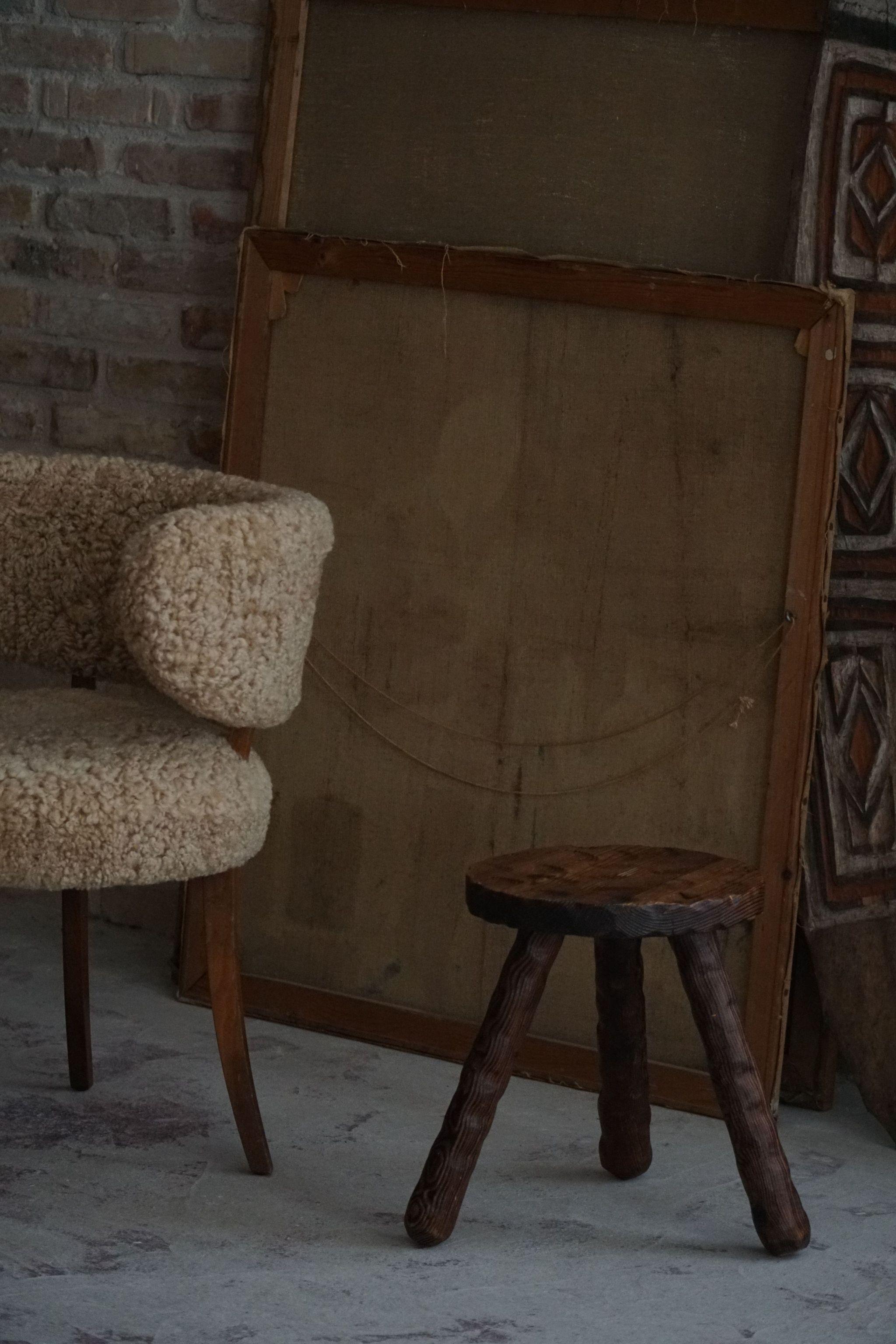 Ein eleganter dänischer moderner Stuhl mit niedriger Rückenlehne, neu gepolstert mit Lammfell, 1940er Jahre im Angebot 6
