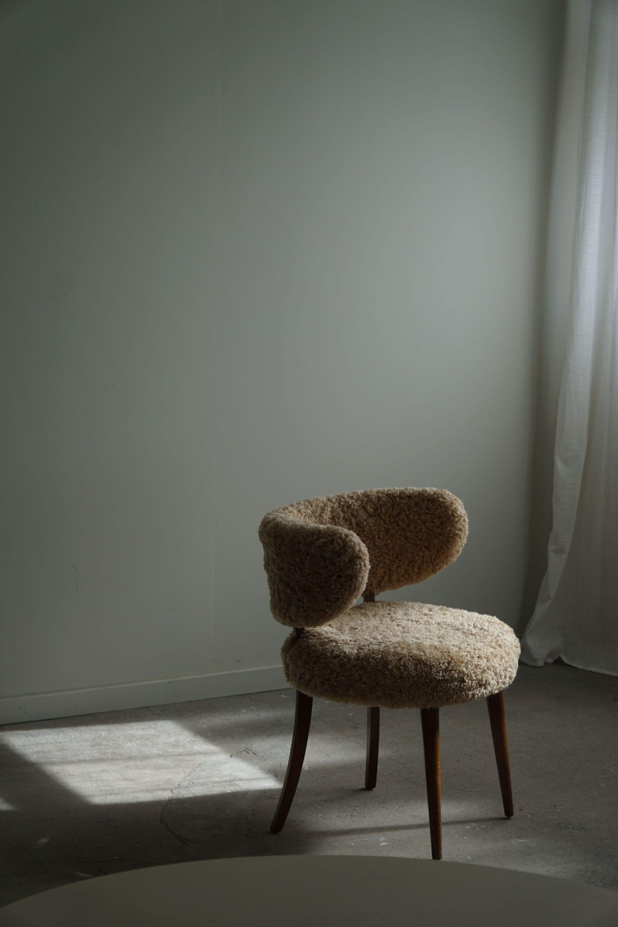 Nous vous présentons une exquise chaise de bureau à dossier bas, fabriquée dans les années 1940 par un ébéniste danois talentueux. Cette chaise est une combinaison harmonieuse de sophistication, de fonctionnalité et d'esthétique intemporelle,