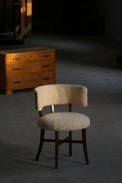Un'elegante sedia danese moderna con schienale basso, rivestita in lana d'agnello, anni '40