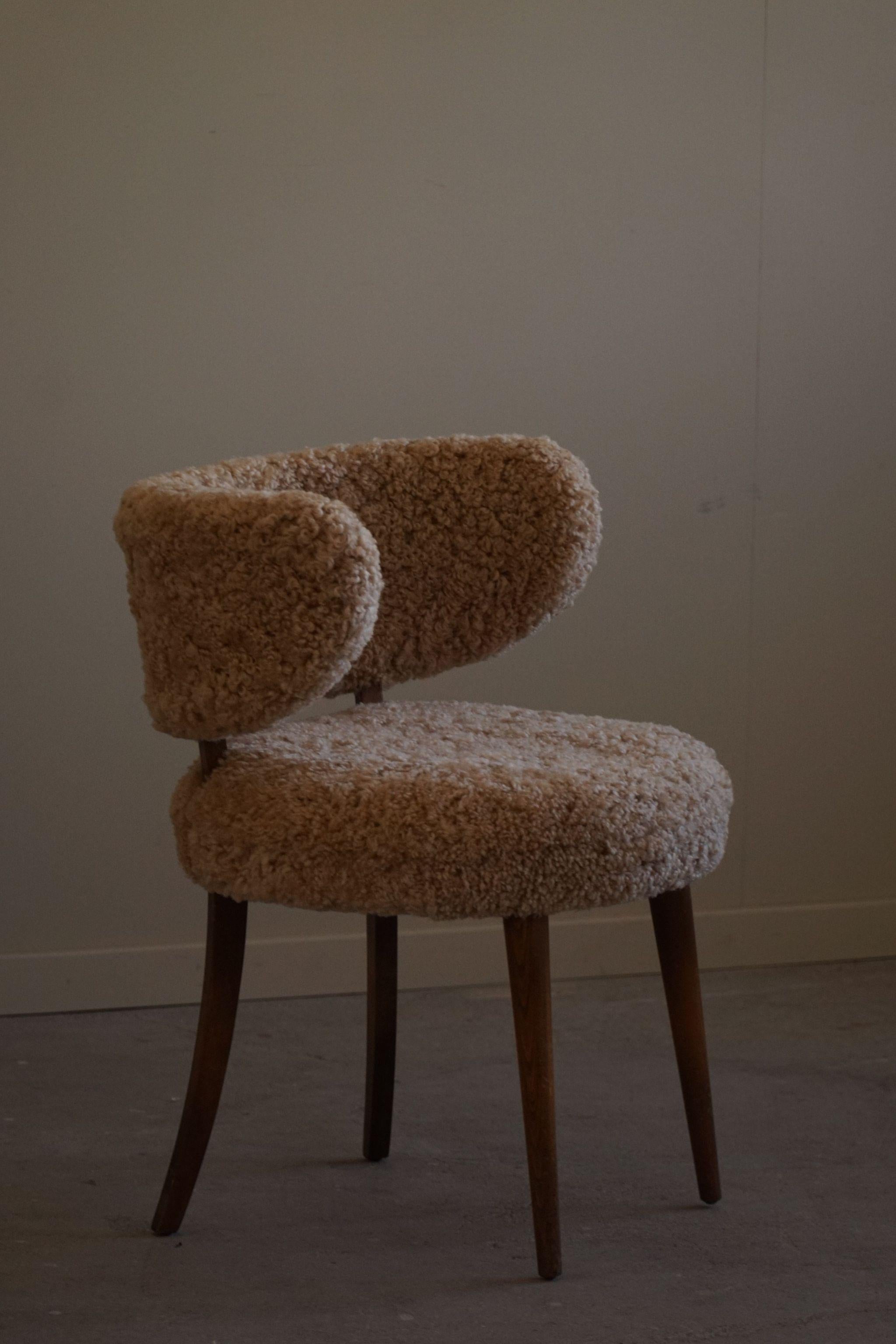 Ein eleganter dänischer moderner Stuhl mit niedriger Rückenlehne, neu gepolstert mit Lammfell, 1940er Jahre im Zustand „Gut“ im Angebot in Odense, DK