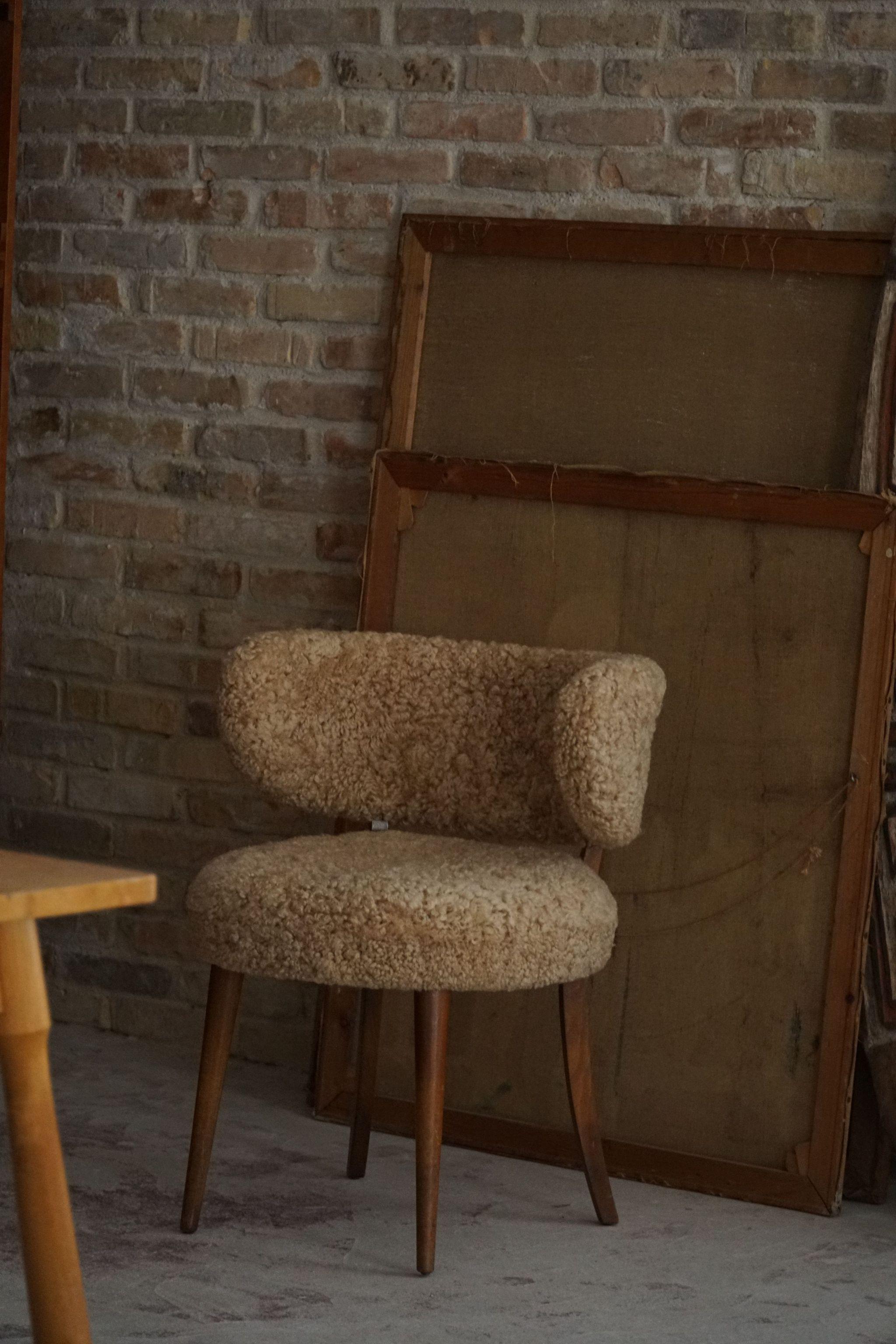 Élégante chaise moderne danoise à dossier bas, retapissée en laine d'agneau, années 1940 en vente 1