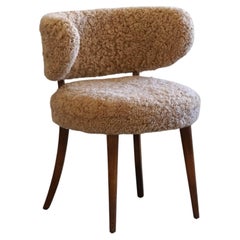 Ein eleganter dänischer moderner Stuhl mit niedriger Rückenlehne, neu gepolstert mit Lammfell, 1940er Jahre