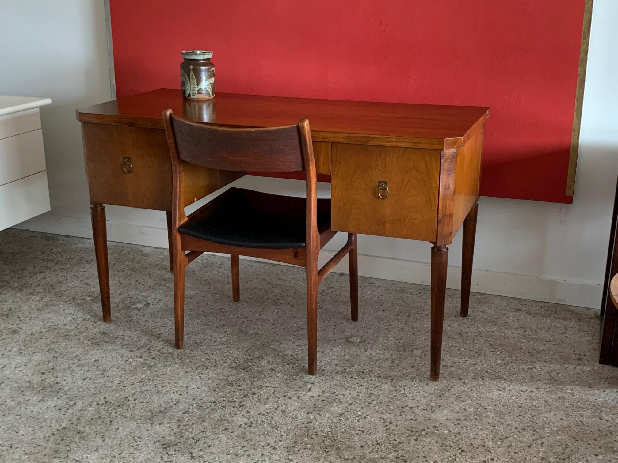 Mid-20th Century Elegant Desk by T.H. Robsjohn-Gibbings for Widdicomb, circa 1950s