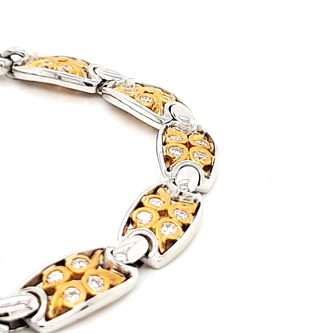 An elegant diamond and yellow and white gold bracelet 18k In New Condition For Sale In Hong Kong, HK