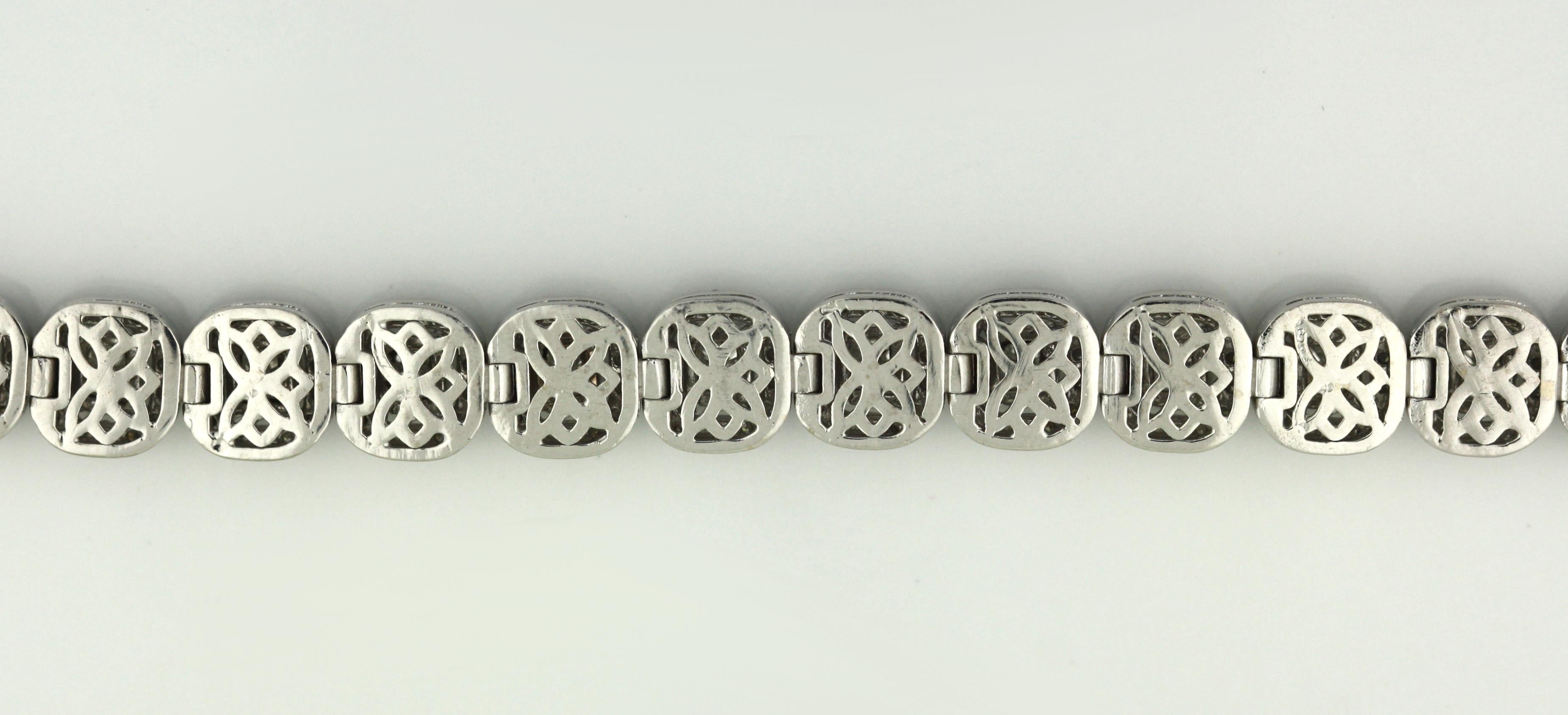 
Una elegante pulsera de diamantes
Con diamantes redondos de talla brillante, un total de 9,88 quilates
Diseñado como una llamativa línea de diamantes redondos talla brillante, cada uno rodeado por un halo de piedras de talla similar, este brazalete