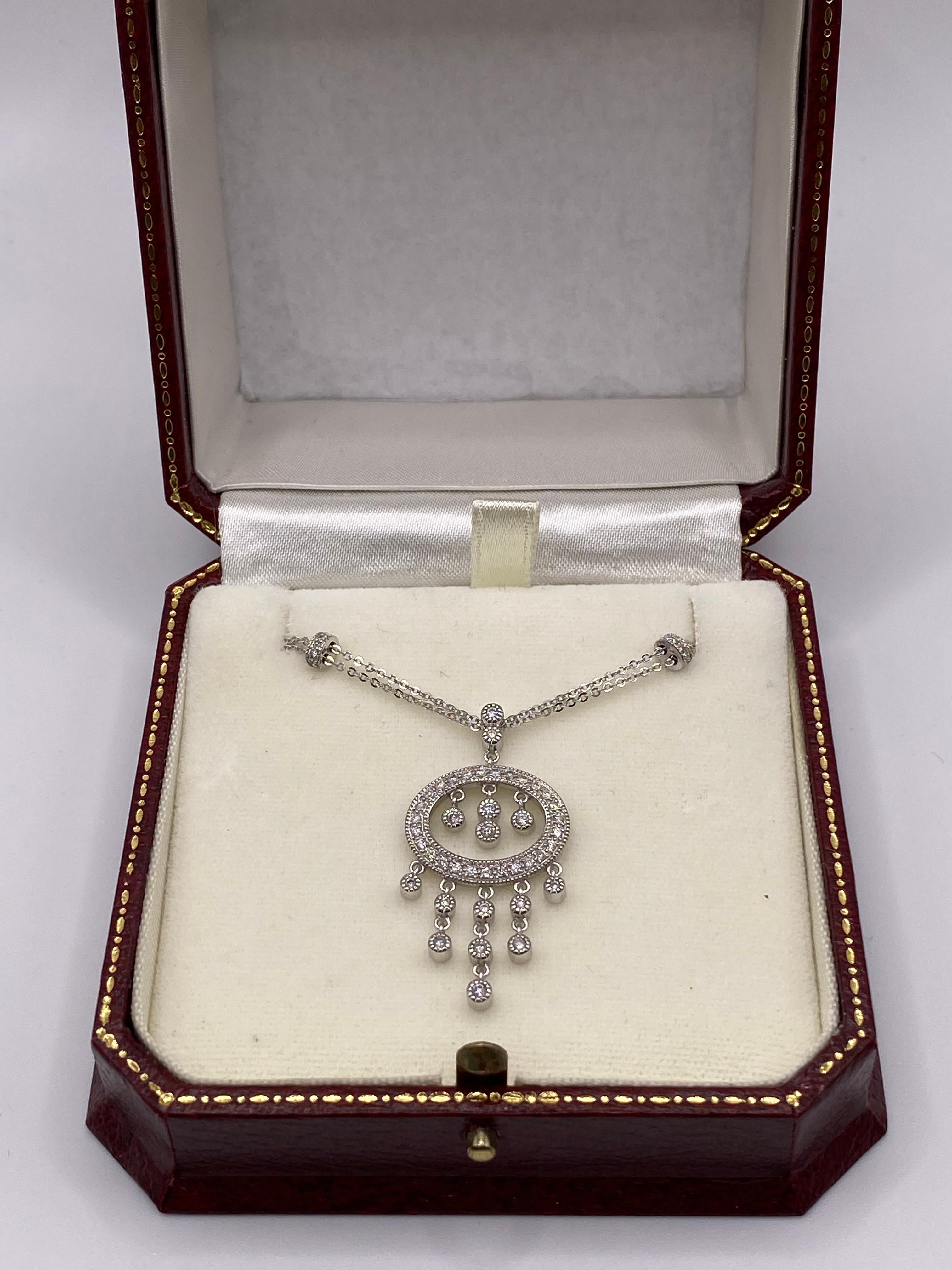 Taglio brillante Un'elegante collana con ciondolo di diamanti in vendita