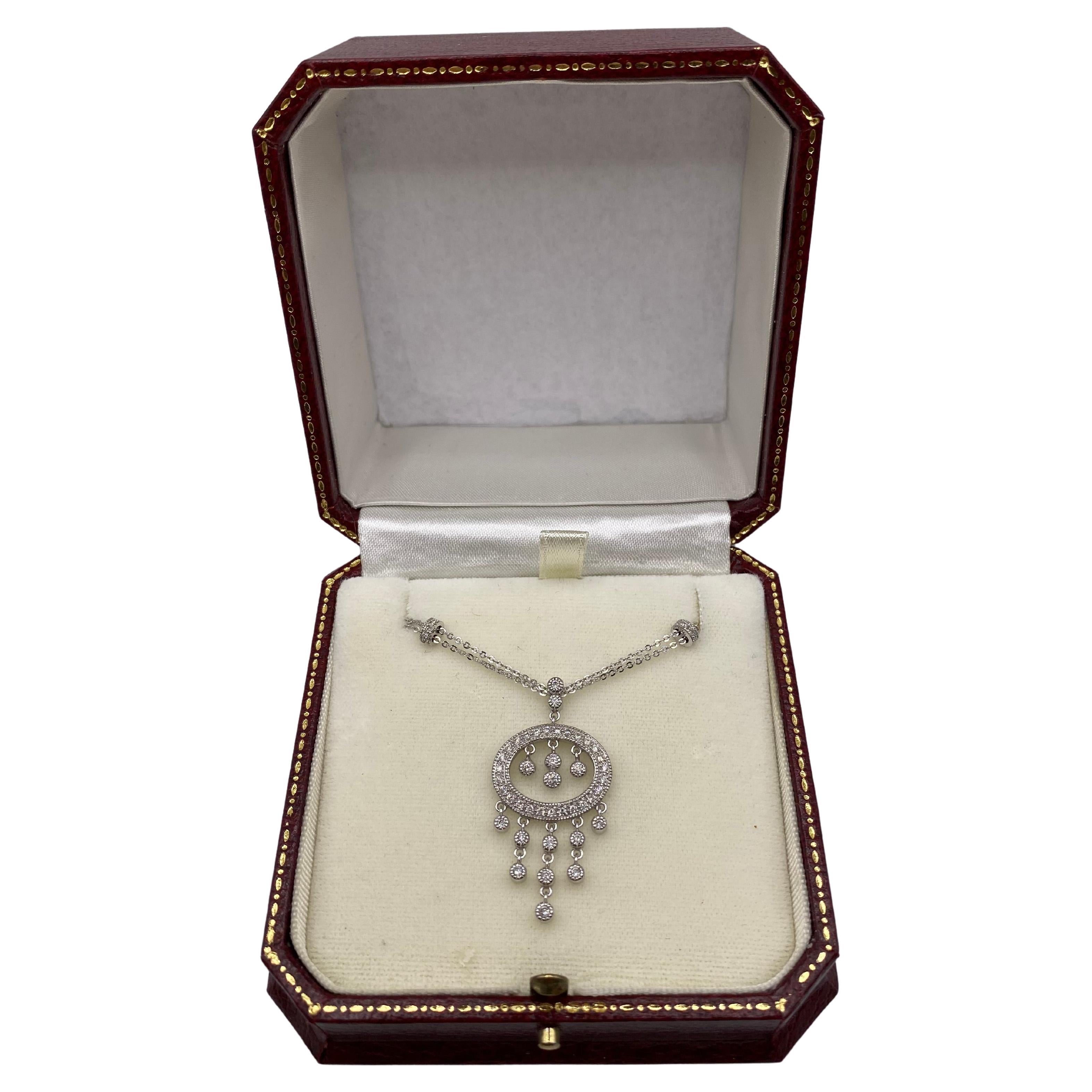 Un'elegante collana con ciondolo di diamanti