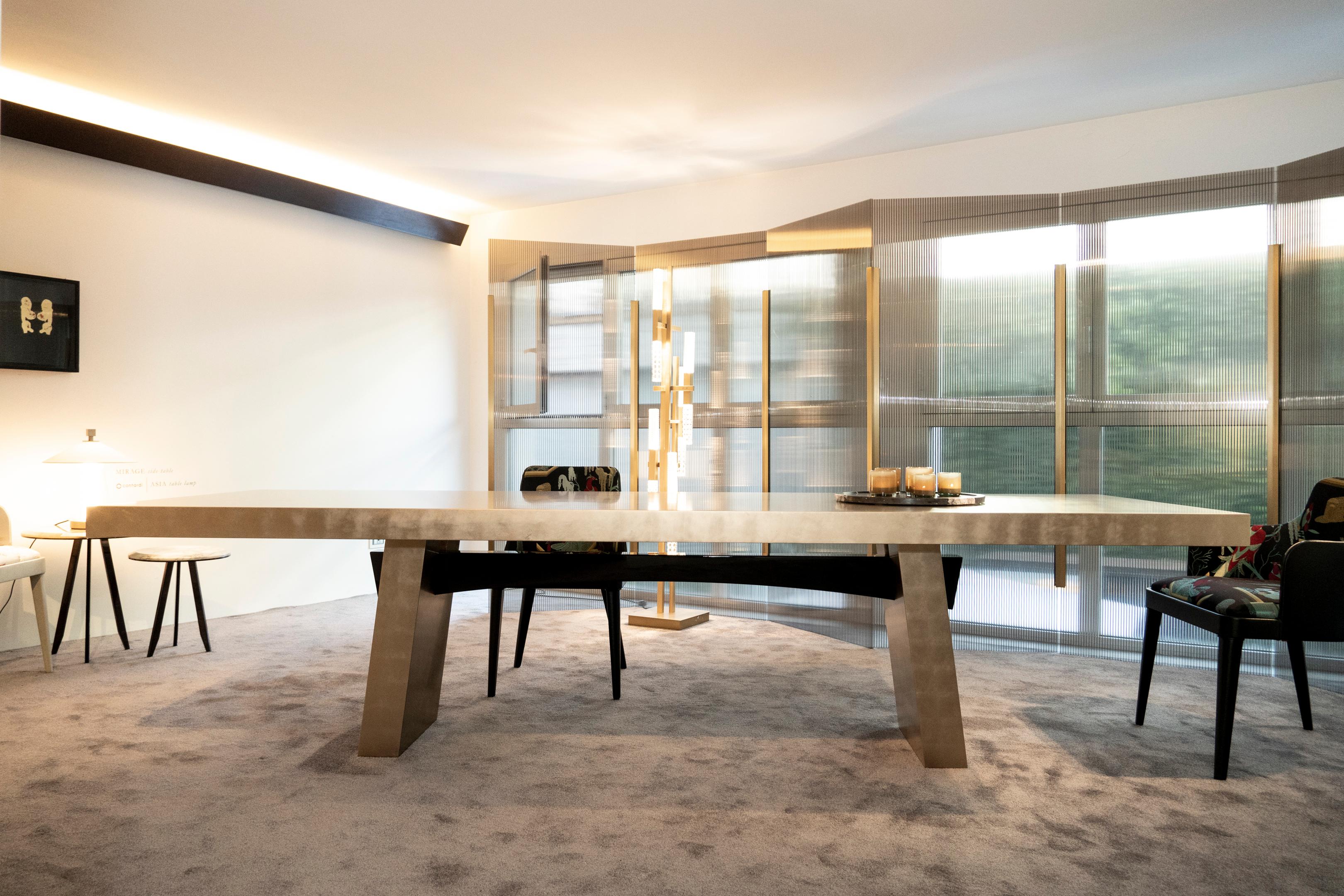 A table covered in 22-karat pure gold leaf. Luxury and essentiality. Ostentation and concreteness. Provocation and game. The WA table, renamed Midas with this new livery, does not forget the balance of proportions typical of the Japanese style, from