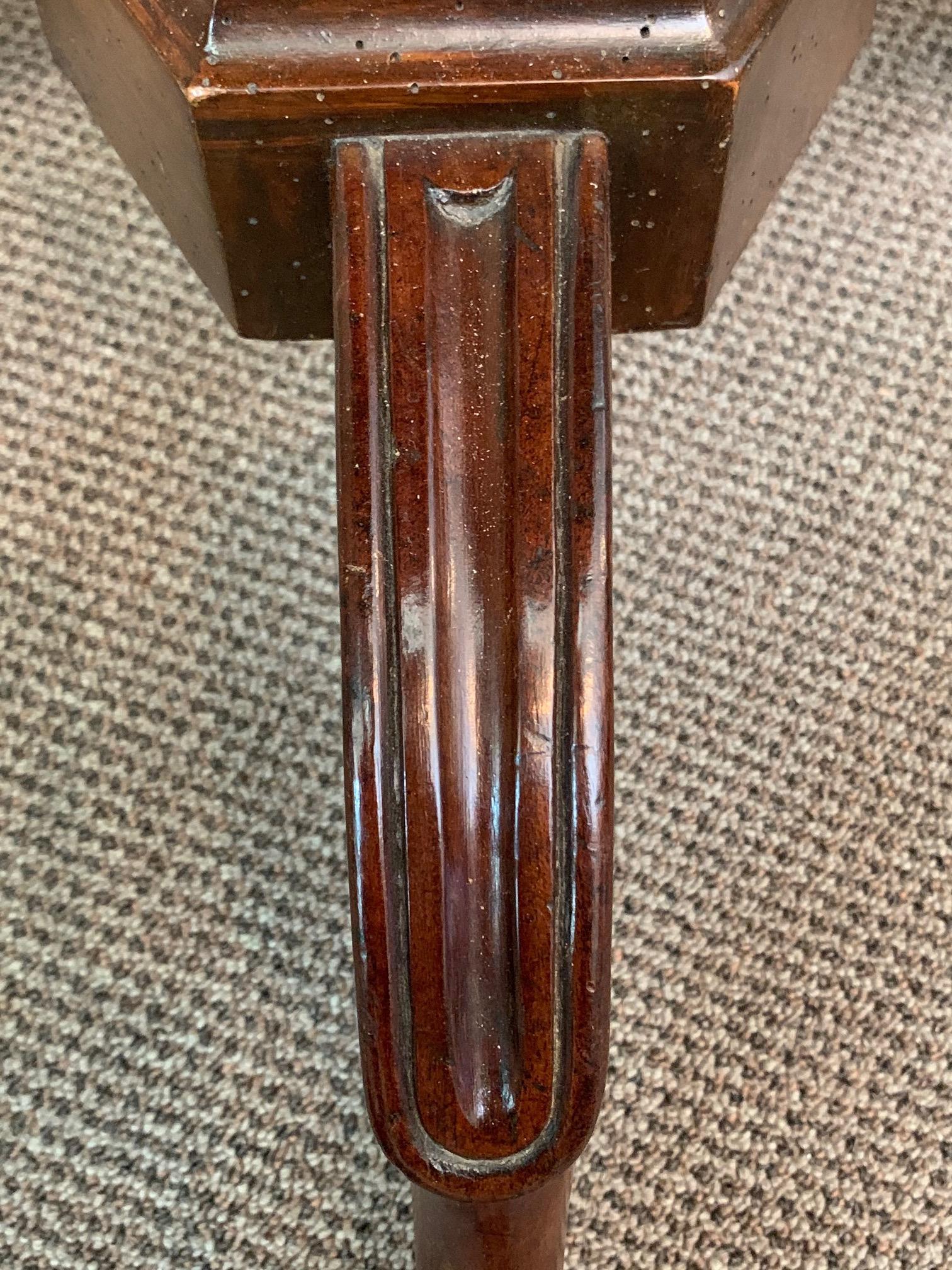 XVIII secolo Elegante Gueridon Directoire con piano in marmo in vendita