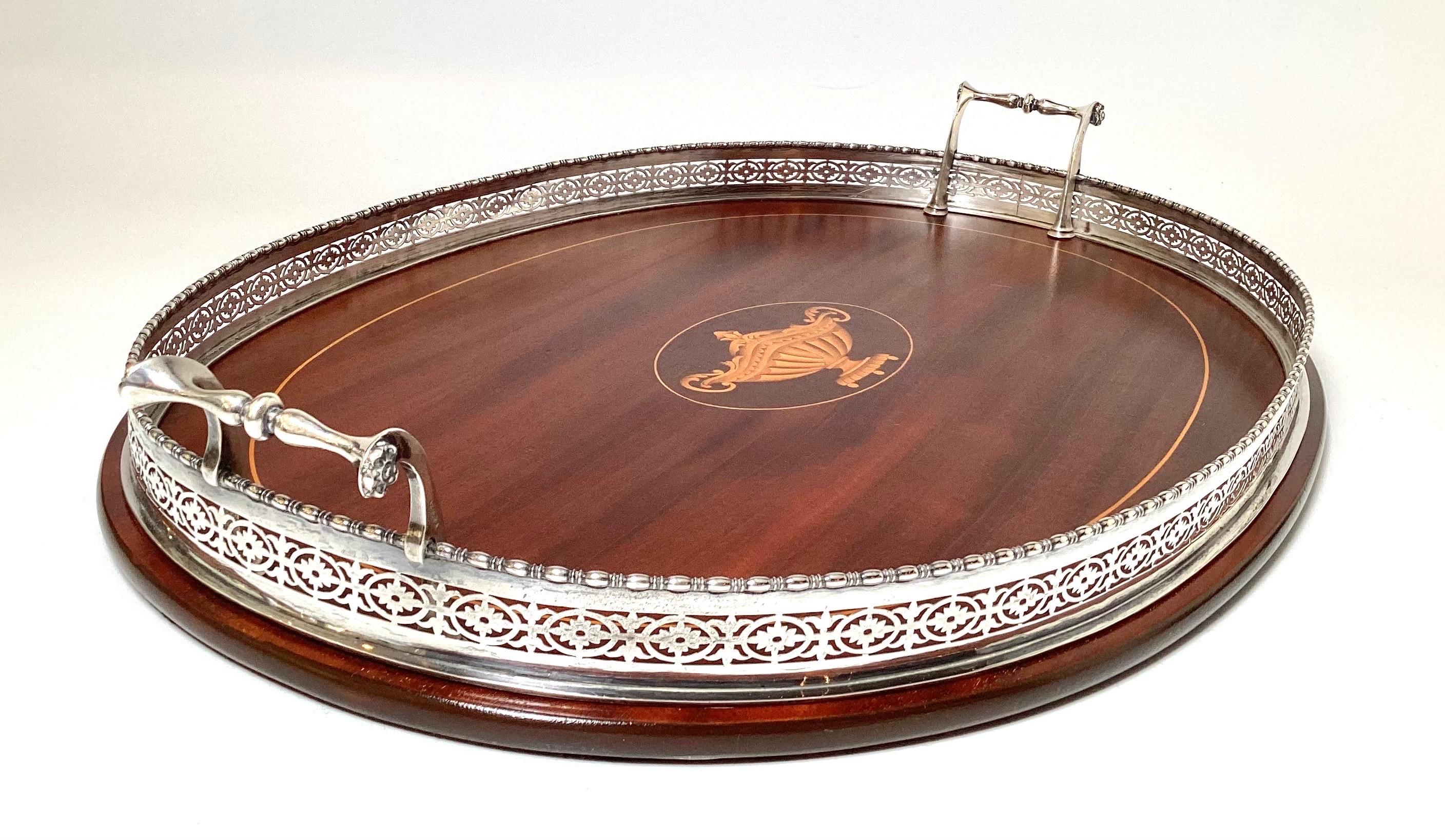 Elegante bandeja eduardiana de caoba y plata de ley con incrustaciones Incrustación