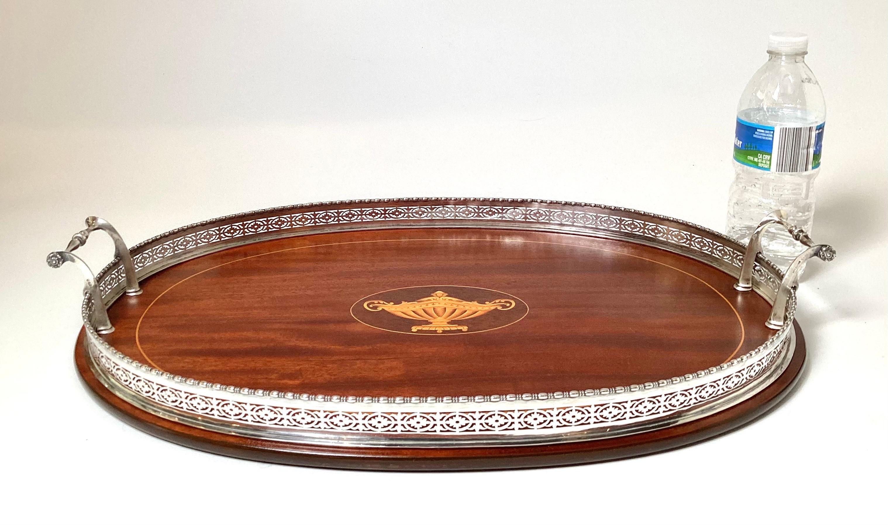 Elegante bandeja eduardiana de caoba y plata de ley con incrustaciones Plata esterlina
