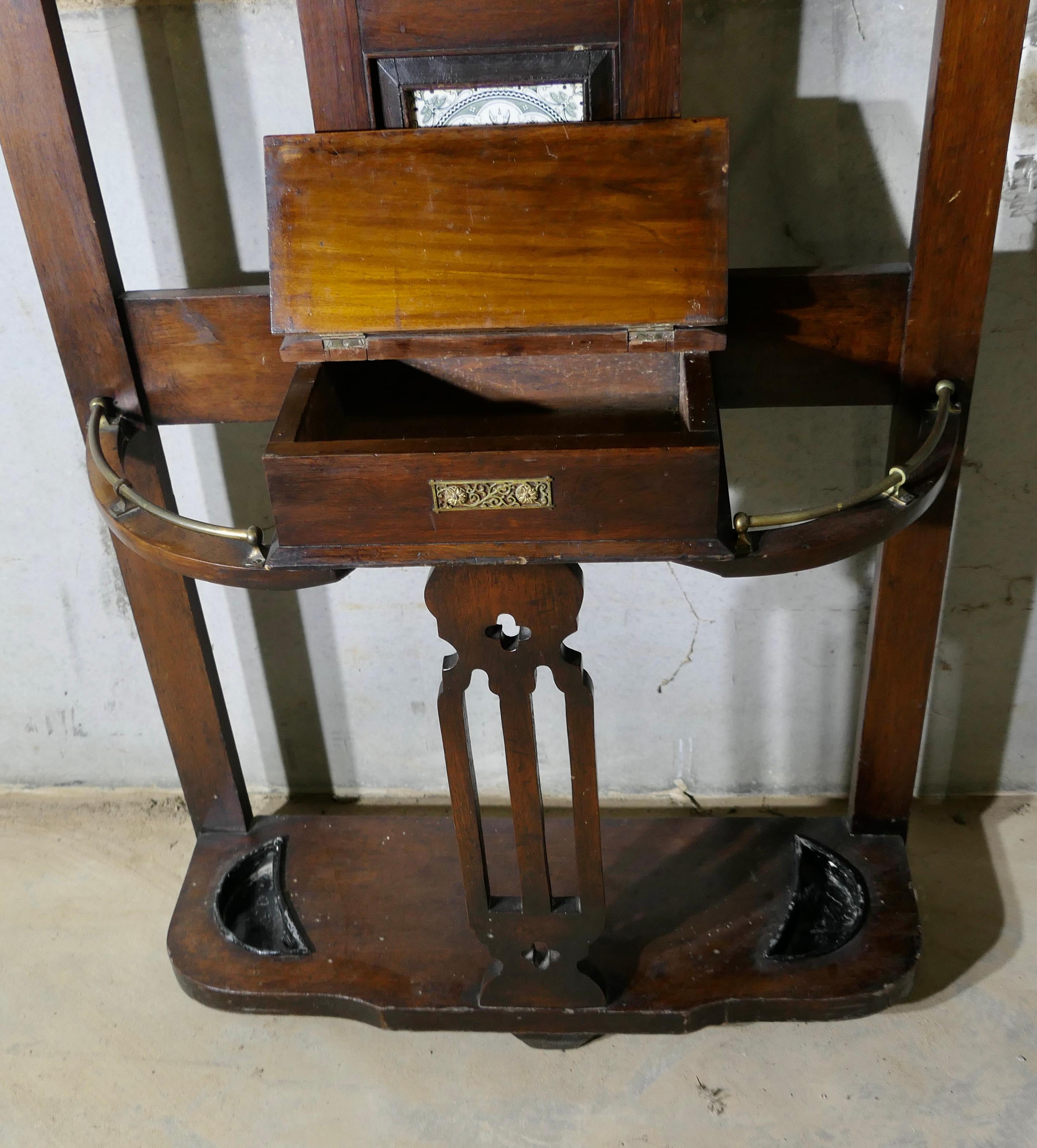 Un elegante stand da sala con specchio di epoca edoardiana   Questo è un bel pezzo In condizioni buone in vendita a Godshill, Isle of Wight