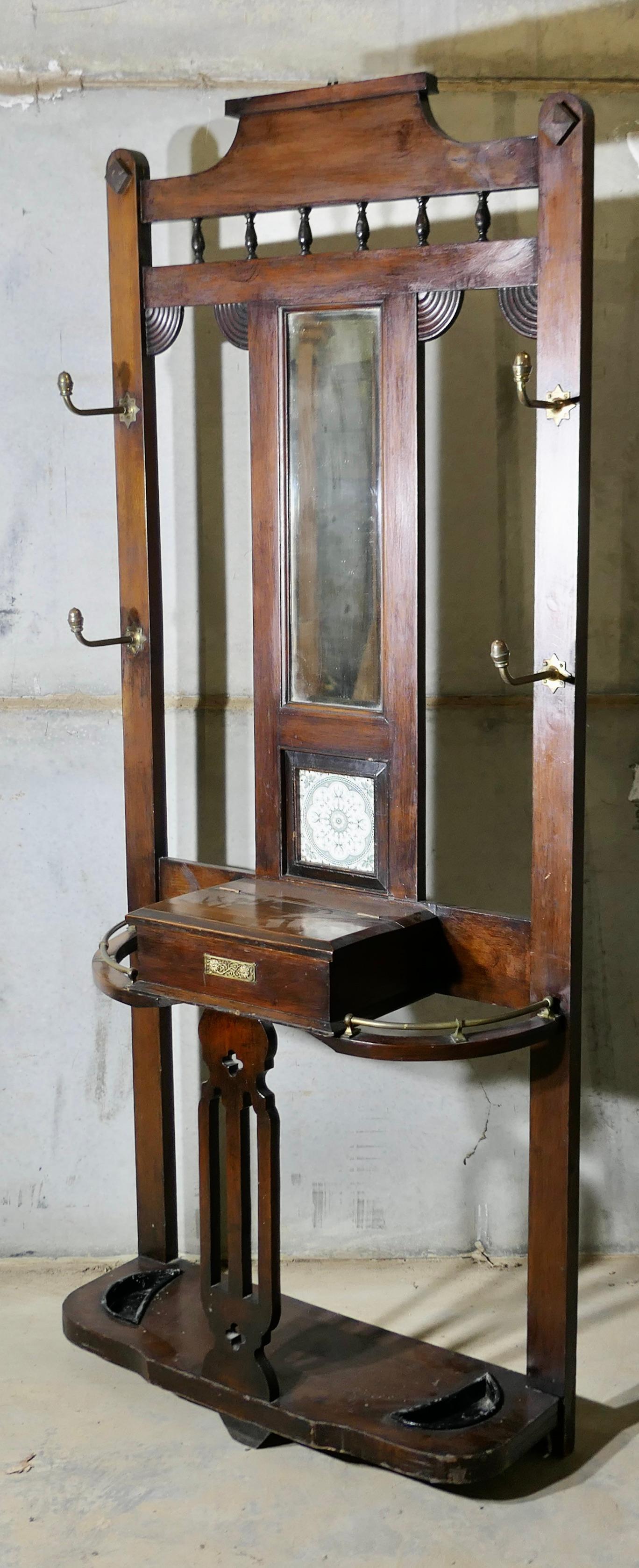 Noce Un elegante stand da sala con specchio di epoca edoardiana   Questo è un bel pezzo in vendita
