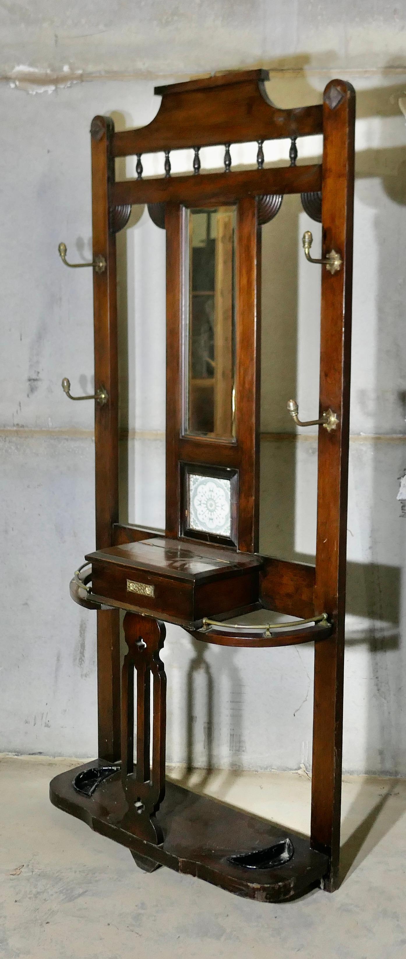 Un elegante stand da sala con specchio di epoca edoardiana   Questo è un bel pezzo in vendita 1