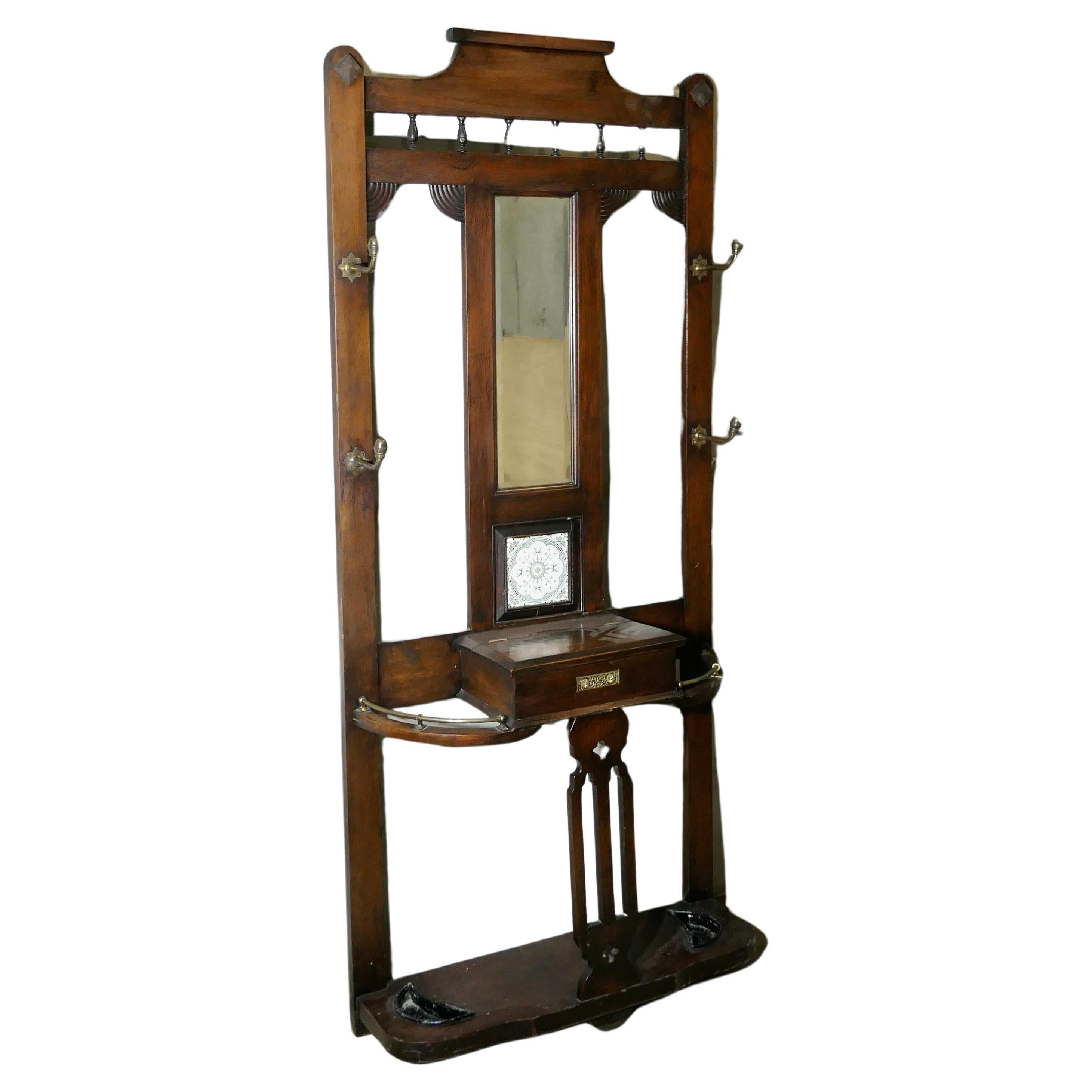 Élégant meuble de salle à miroir de style édouardien   C'est une belle pièce