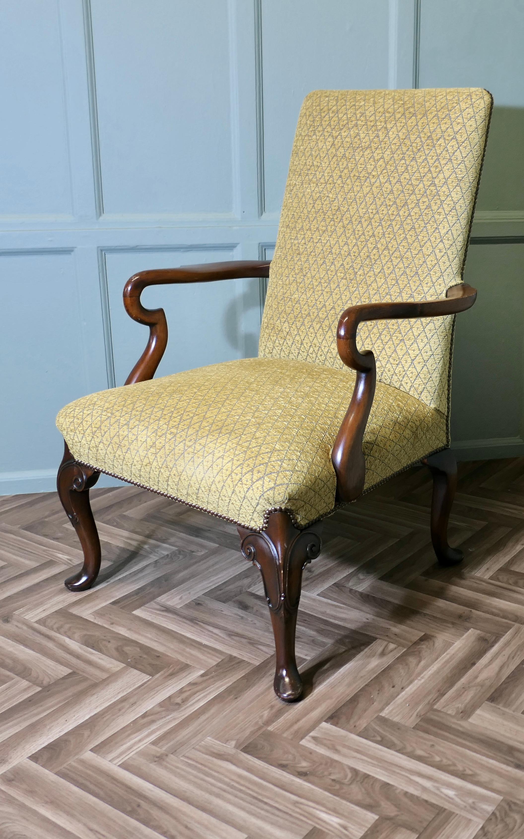 Une élégante chaise de cheminée édouardienne tapissée 

Il s'agit d'un fauteuil très confortable, avec des pieds cabriole en noyer sculpté et des accoudoirs en forme de crosse de berger.  
La chaise est recouverte d'un velours sculpté de couleur