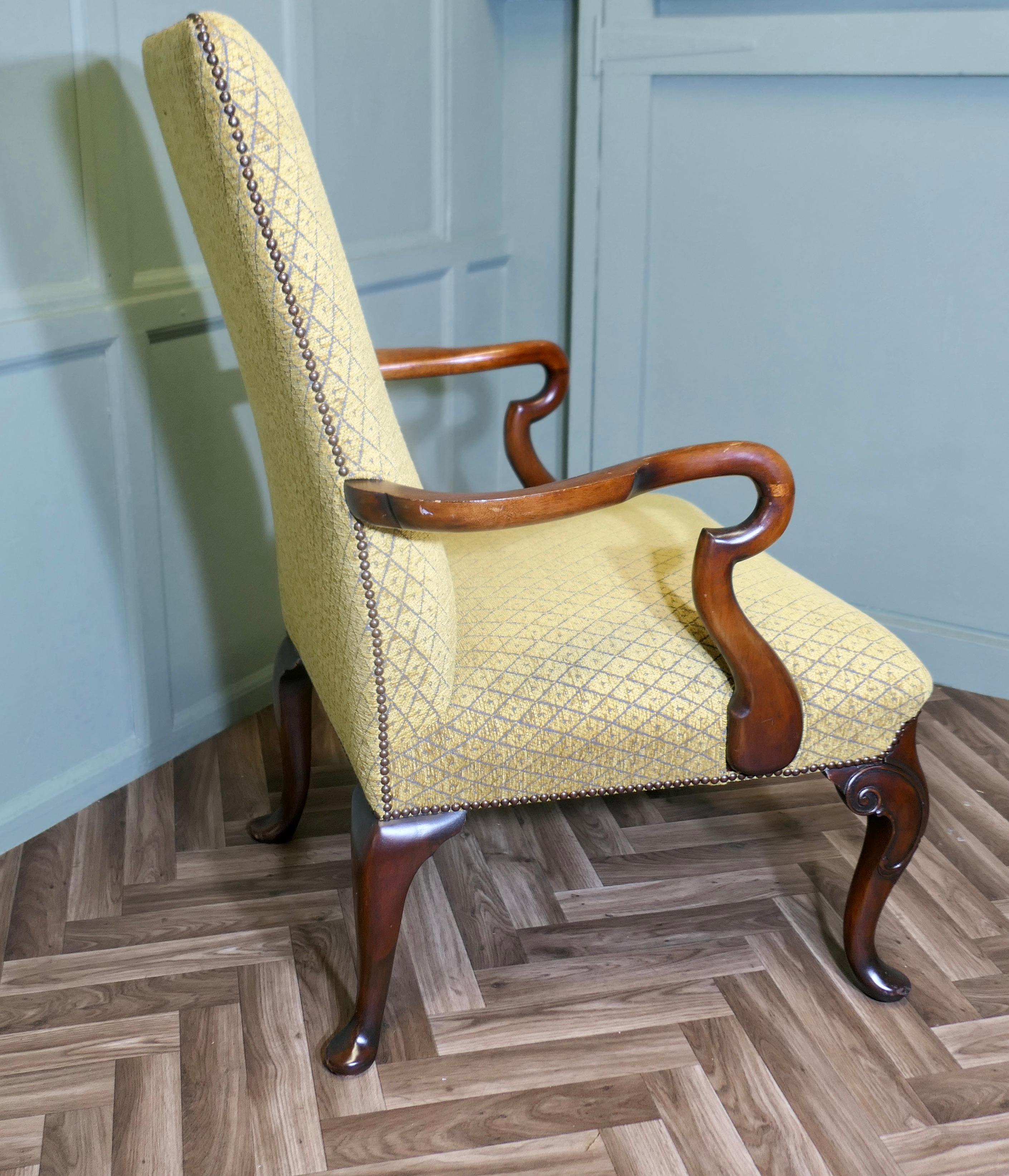 Noyer Une élégante chaise de cheminée édouardienne tapissée en vente