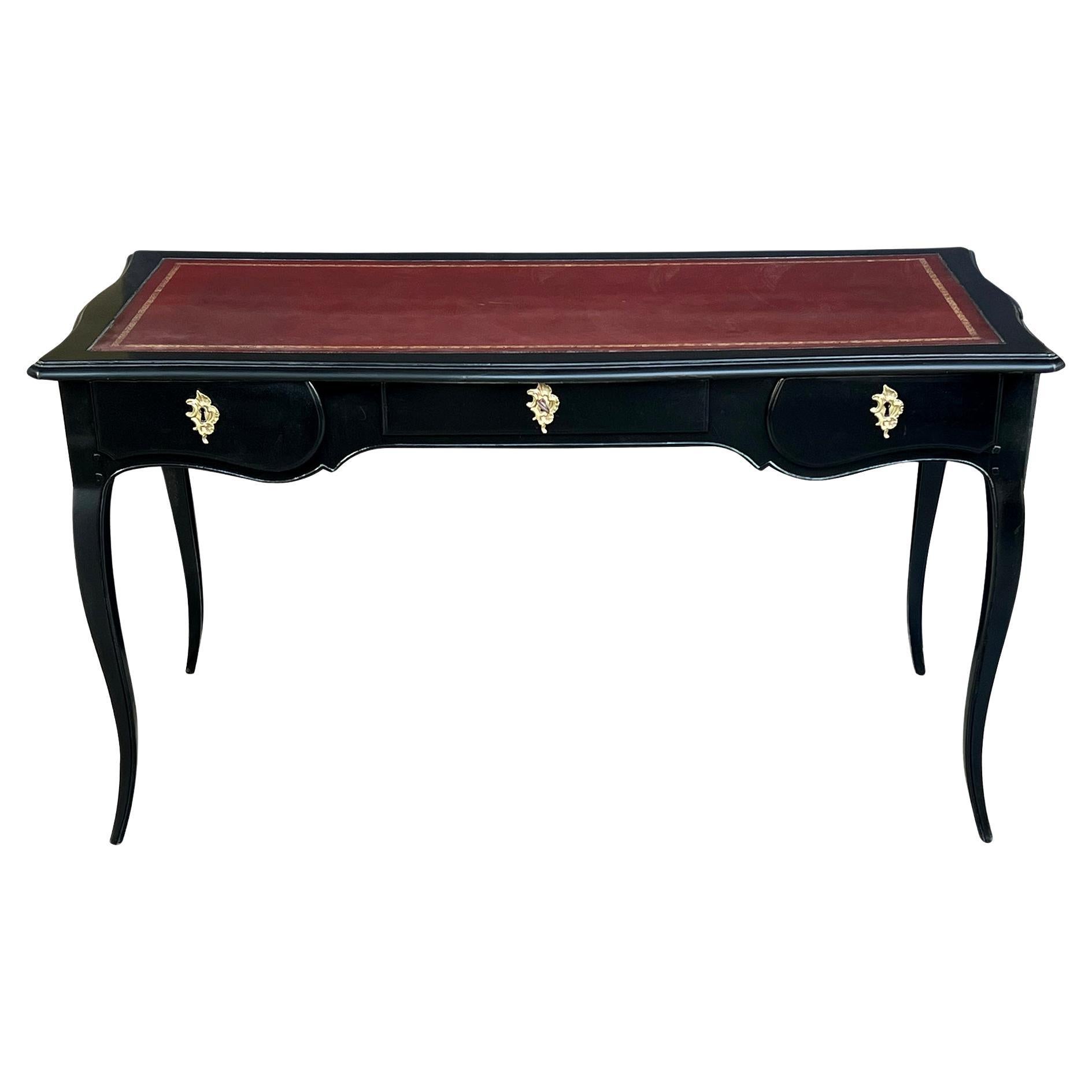 Élégant bureau à 3 tiroirs de style Louis XV français ébénisé avec dessus en cuir