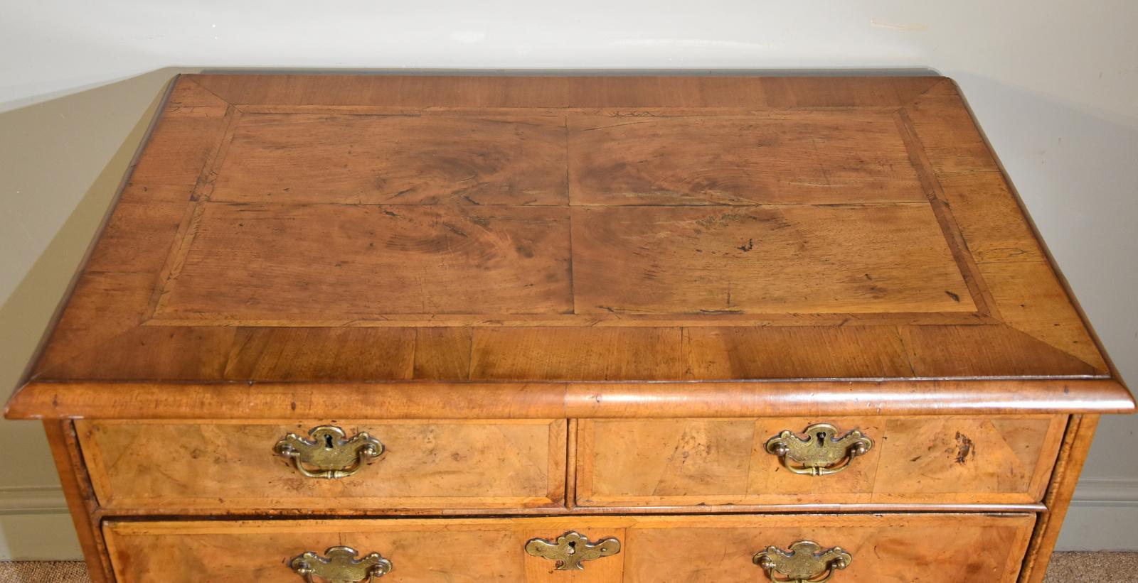 An Elegant George I Walnut Veneered Chest of Drawers In Good Condition In Wiltshire, GB