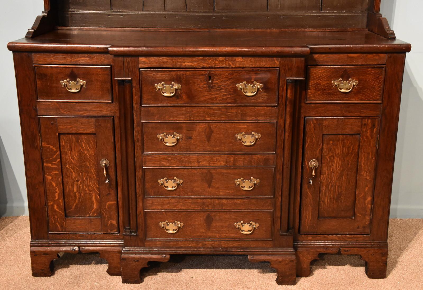 An elegant George III oak North country dresser with rack.

Dimensions:
Height 75.5