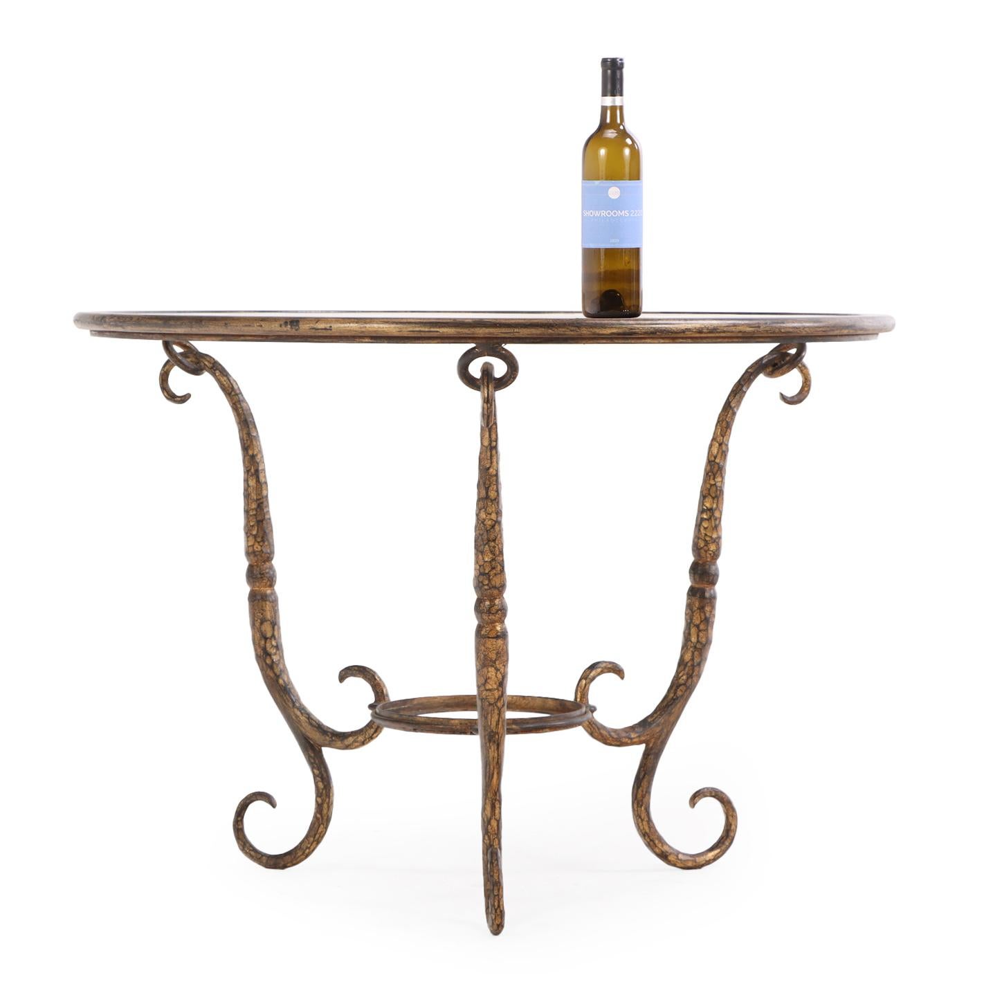 Elegante mesa de hierro dorado y tapa de cristal, posiblemente de Giovanni Banci, c. 1970. Italiano en venta