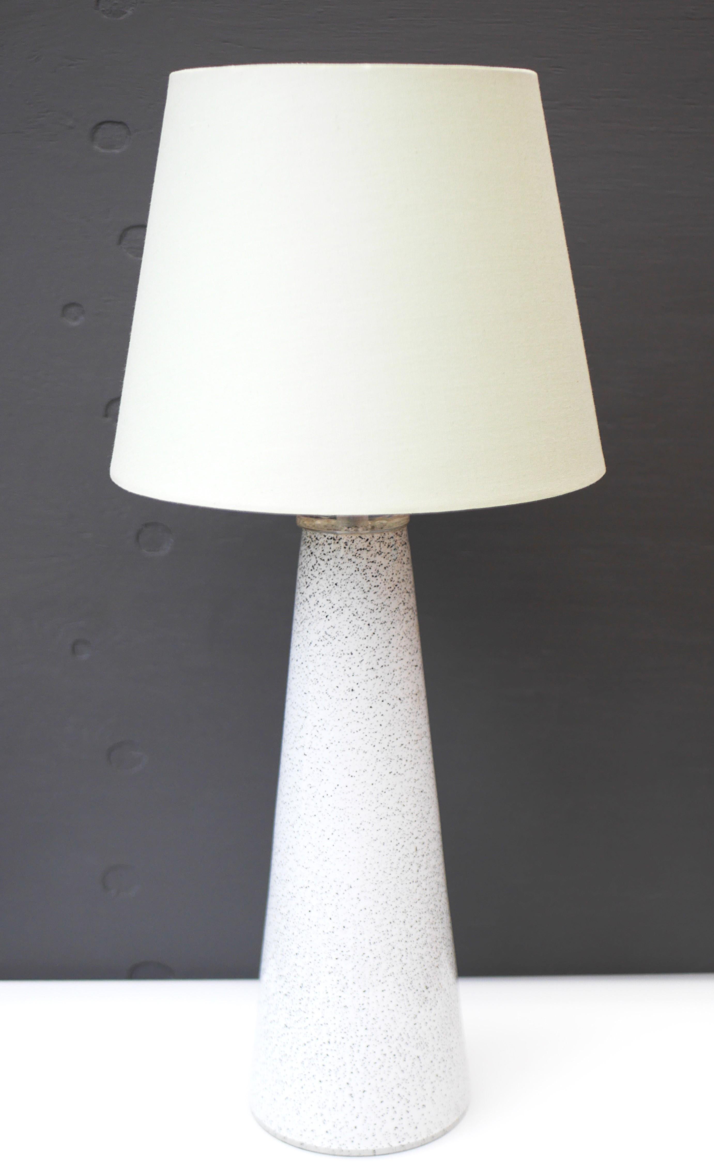 An elegant glass art table lamp made by Bengt Orup for Hyllinge Glasbruk, Sweden For Sale 2